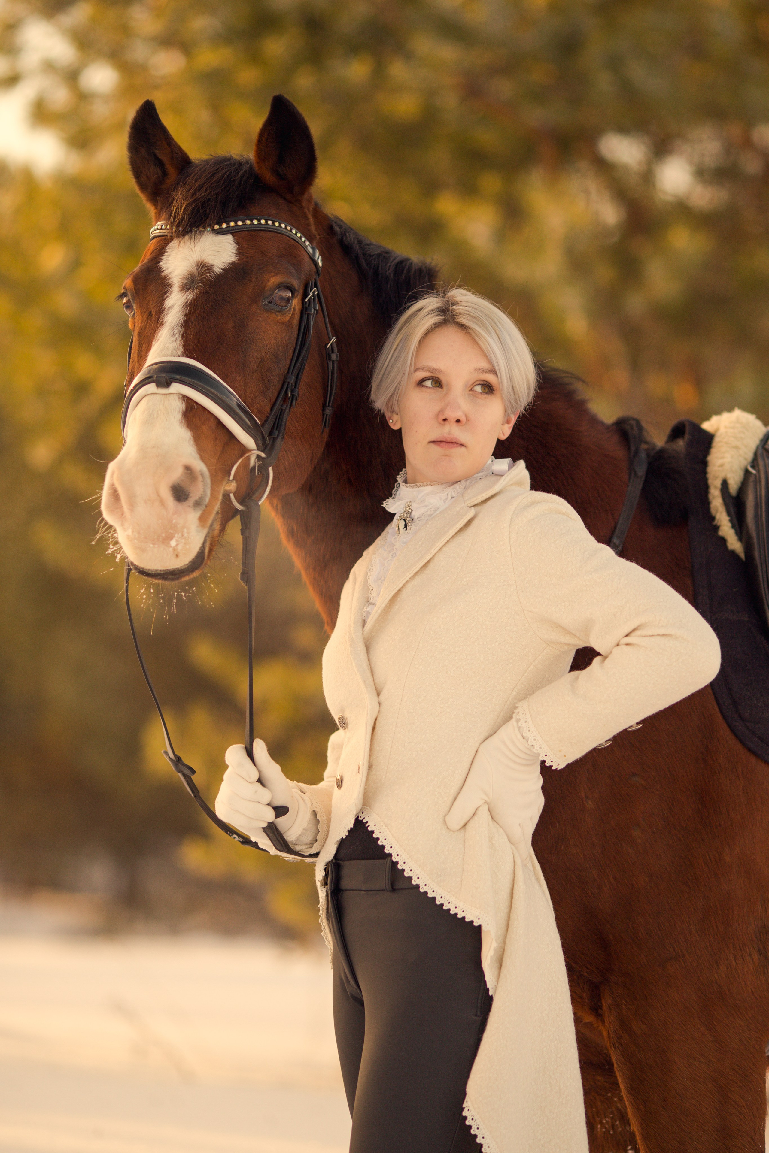 Фотосессия с лошадью зимой на фоне ёлок