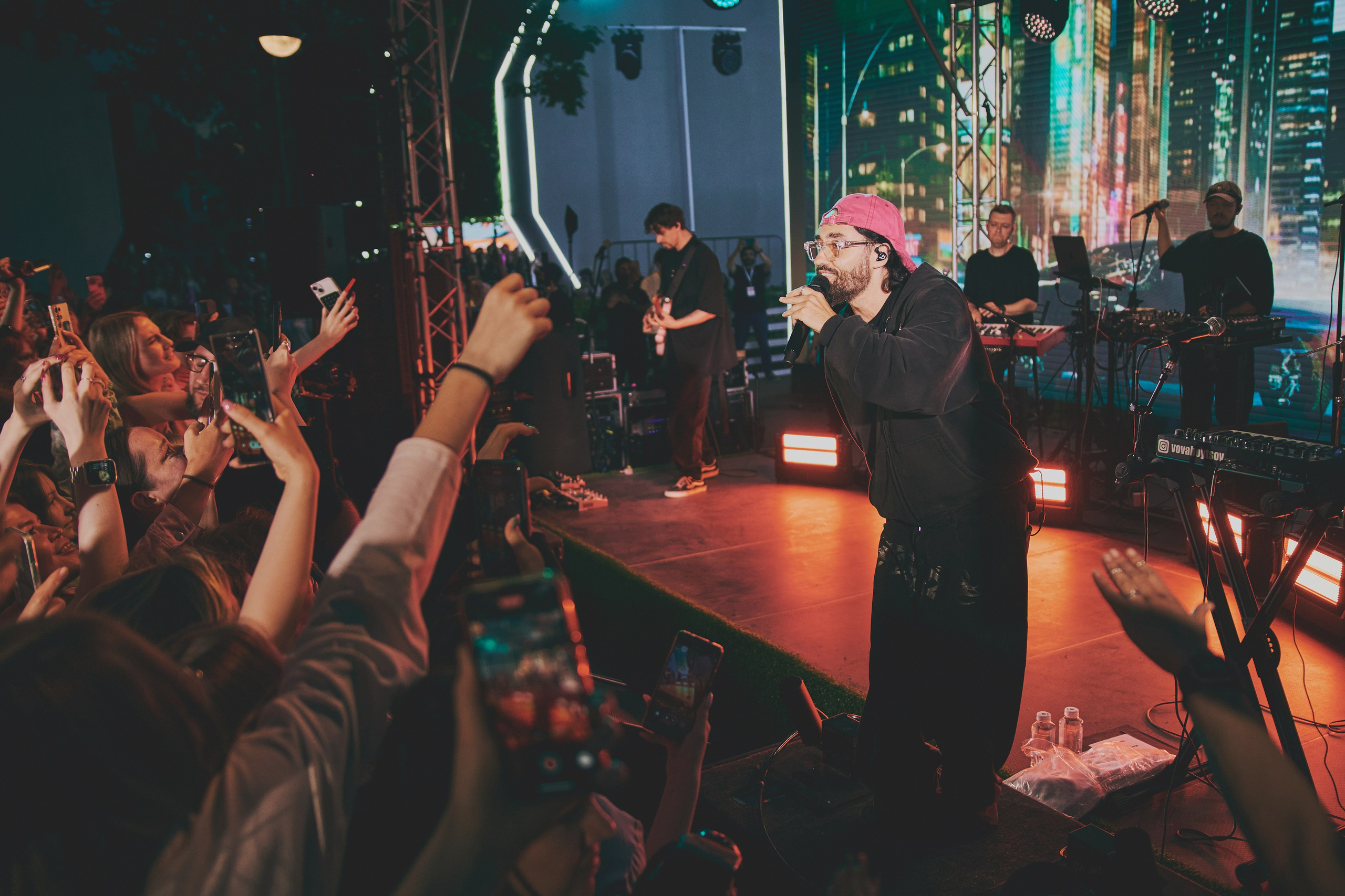 Съёмка с концерта МОТа: толпа фанатов и артист. Шилов Арсений — репортажный фотограф в Москве