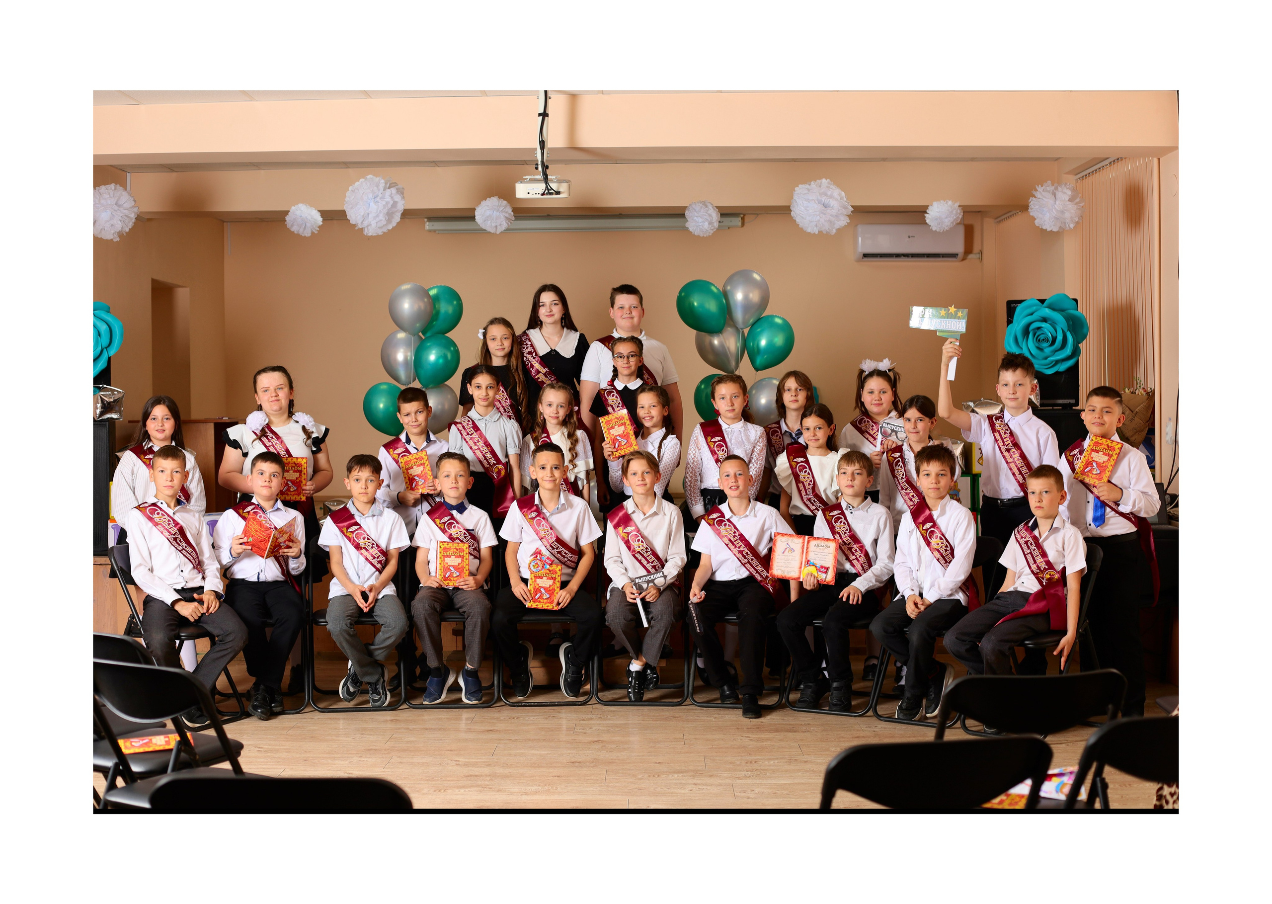 4 класс 3 разворота группа. Выпускные альбомы в Таганроге и Ростовской Области