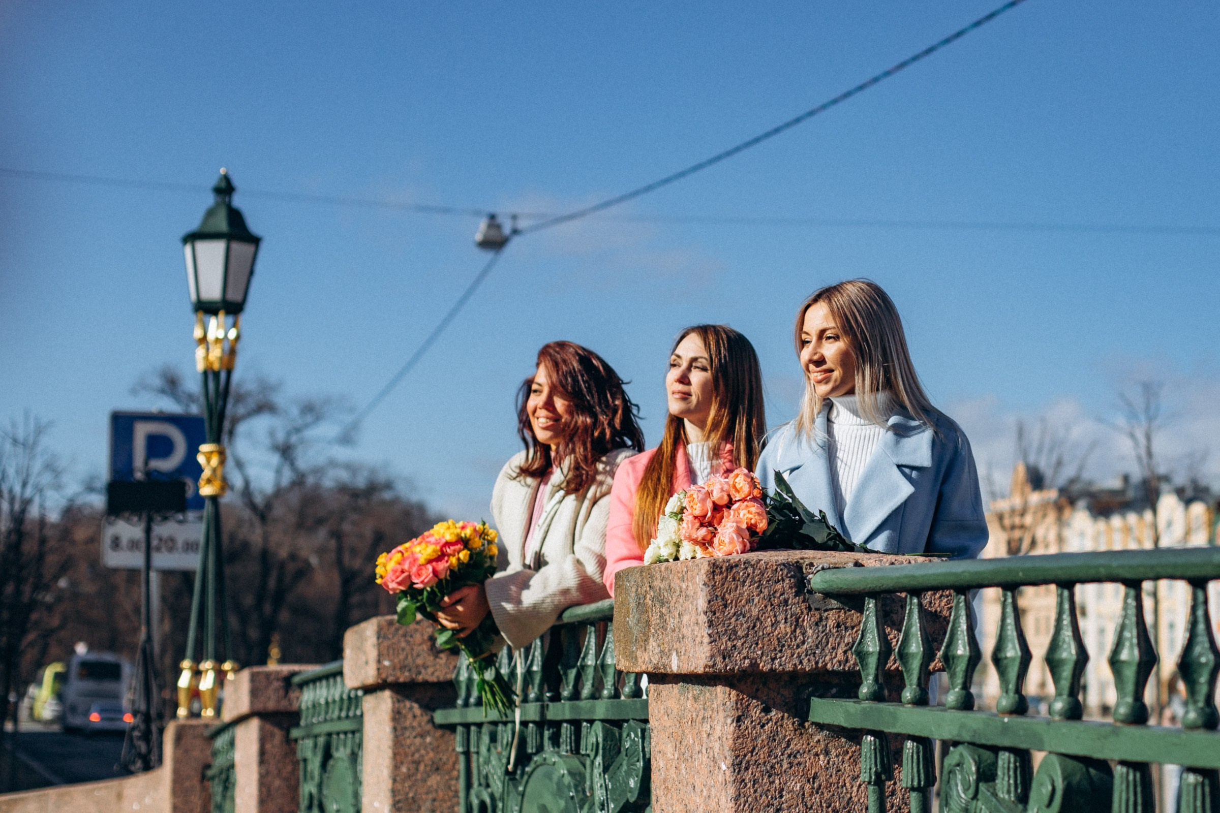 Анастасия с подругами в апреле. Фотопрогулка в Петербурге. Индивидуальный и семейный фотограф в Санкт-Петербурге