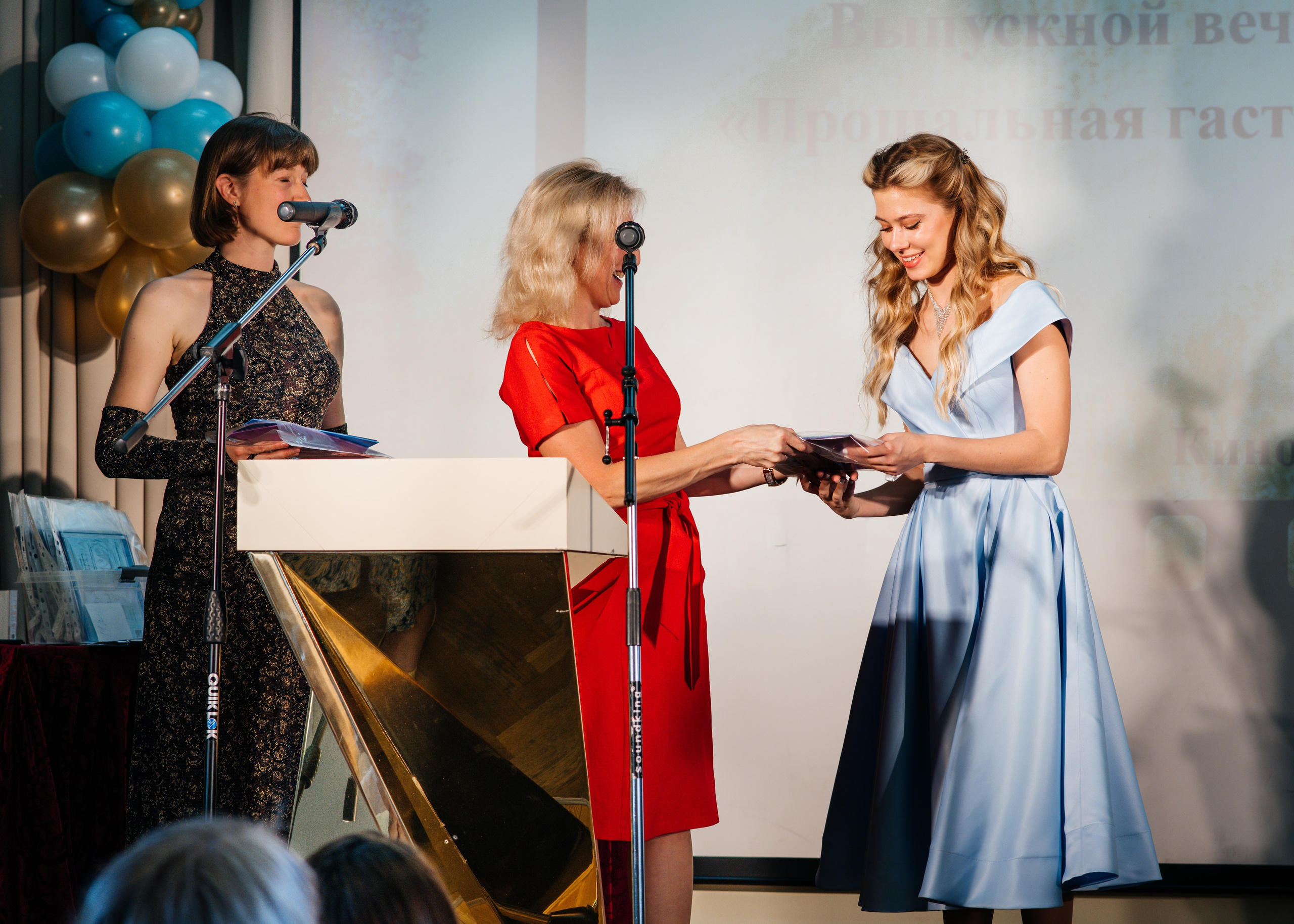 Вручение аттестатов. Выпускные альбомы в Подольске Москве и МО