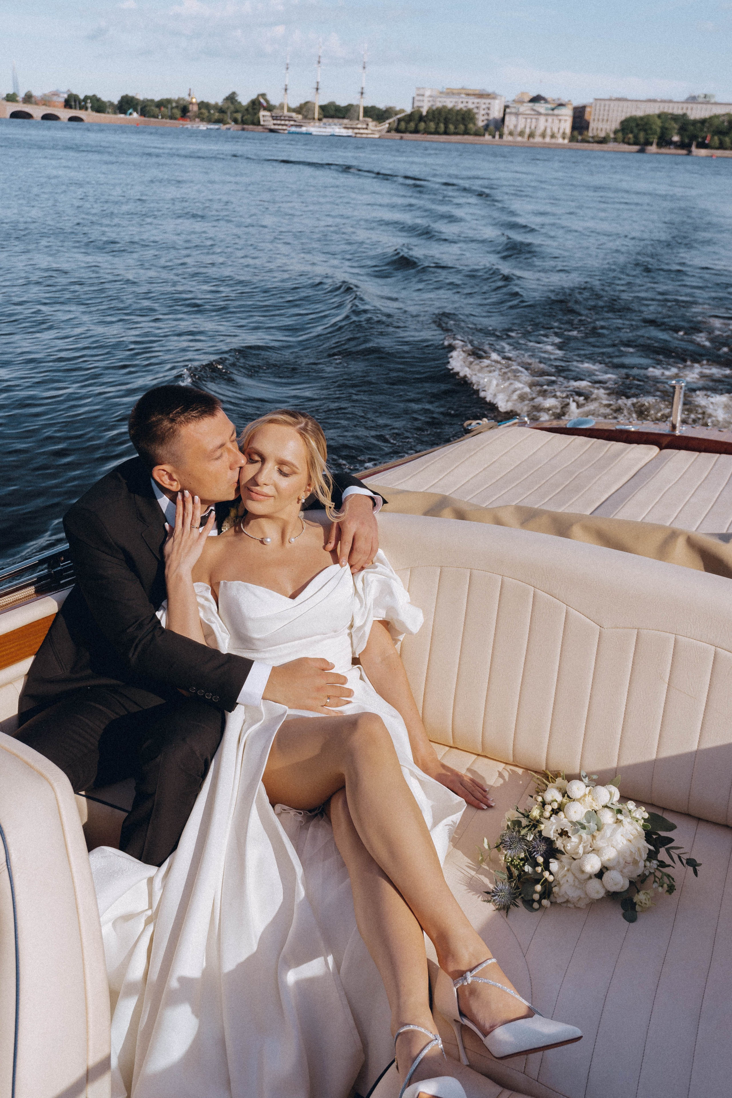 СВАДЕНБНАЯ СЬЕМКА НА КАТЕРЕ ПО КАНАЛАМ САНКТ-ПЕТЕРБУРГА И В АКВАТОРИИ НЕВЫ. Профессиональный фотограф, Санкт-Петербург — Виктория Богомолова
