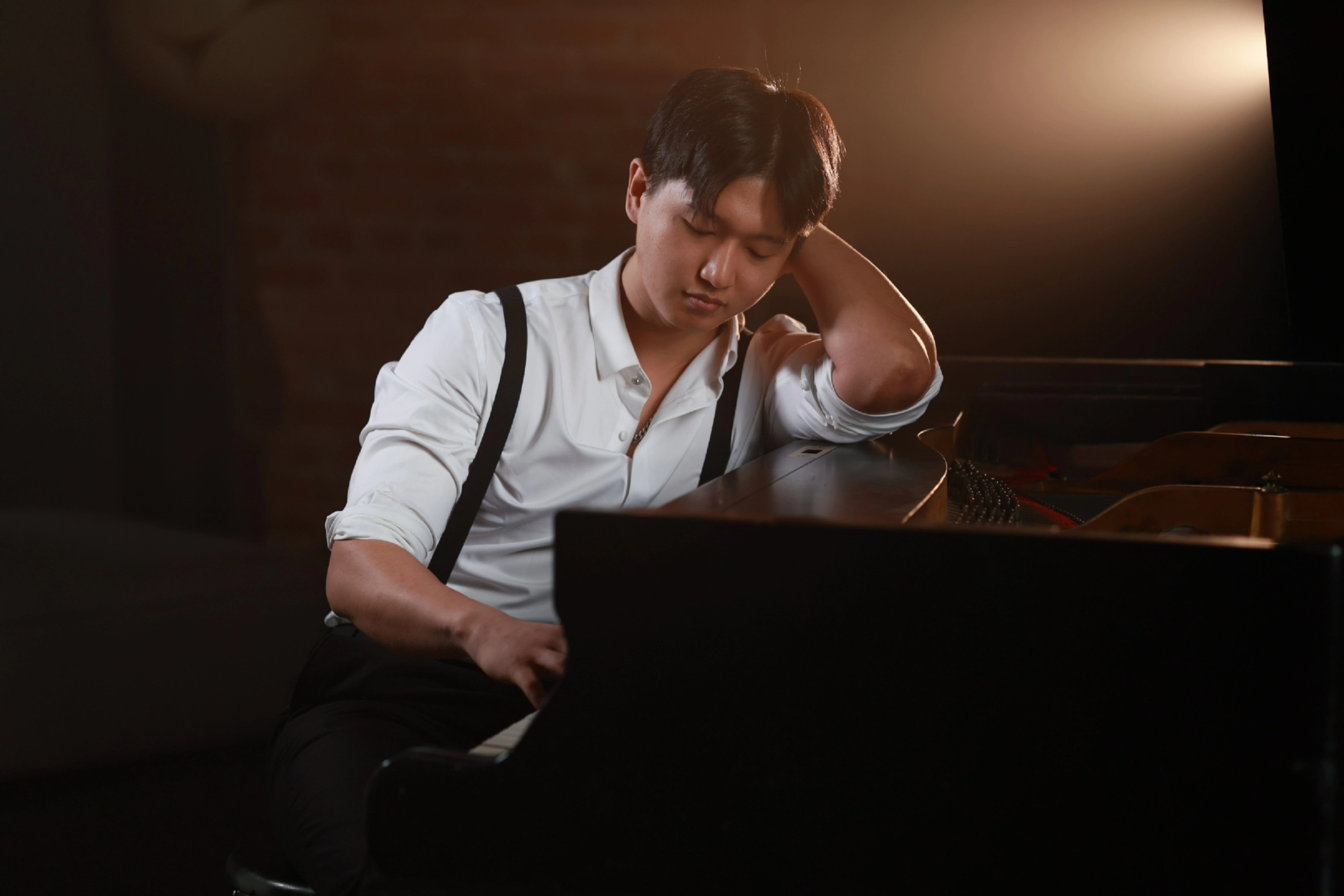 Пианист Даниил. Видеограф и фотограф Надежда Корнейчик