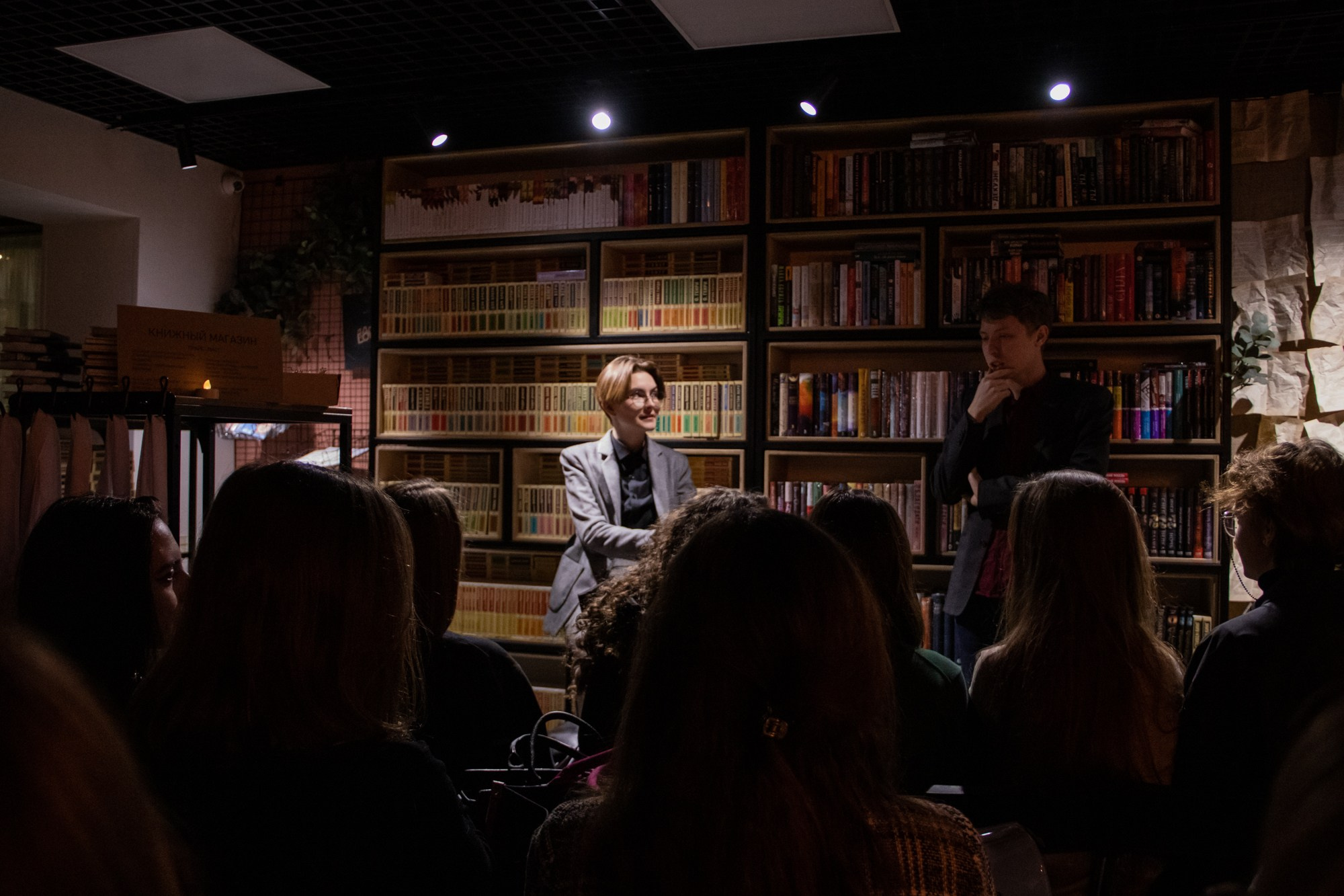 Презентация книги в кофейне «Издательство кофе». Репортажный, промышленный и маркетплейс-фотограф Дмитрий Чернат