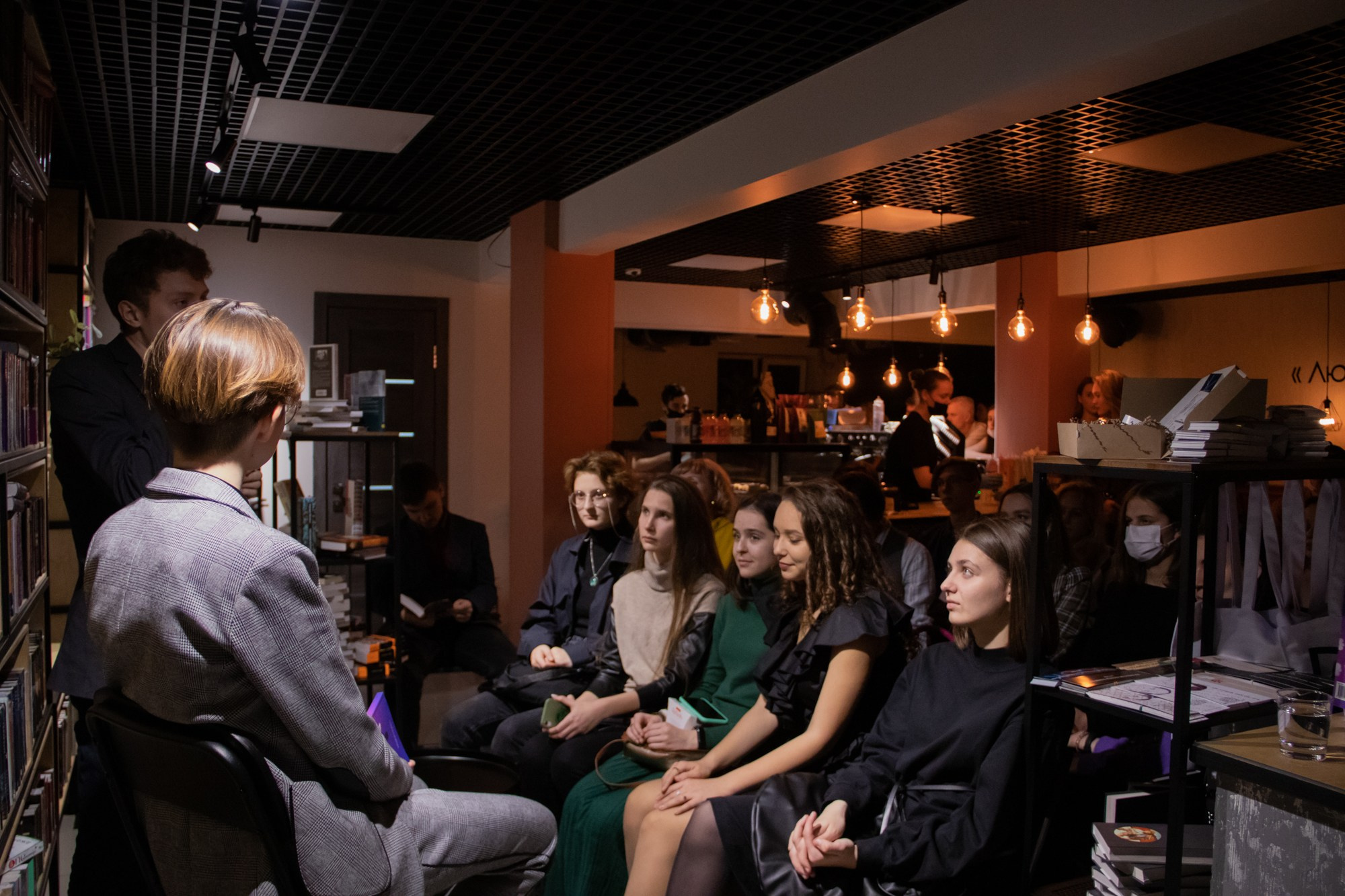 Презентация книги в кофейне «Издательство кофе». Репортажный, промышленный и маркетплейс-фотограф Дмитрий Чернат