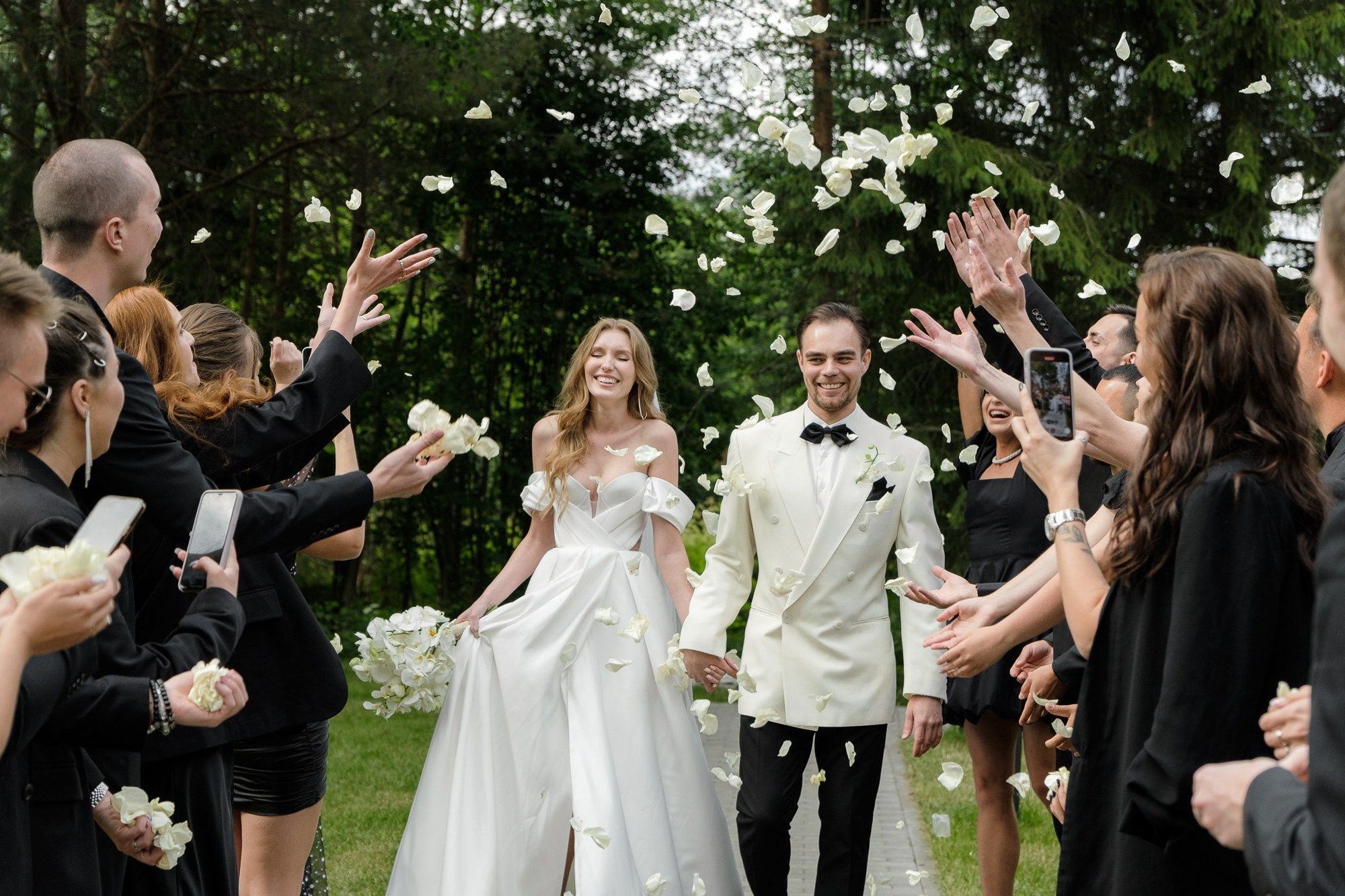 Черно-белая свадьба с вечерней церемонией под деревом. Свадебный фотограф Элли Федосеева