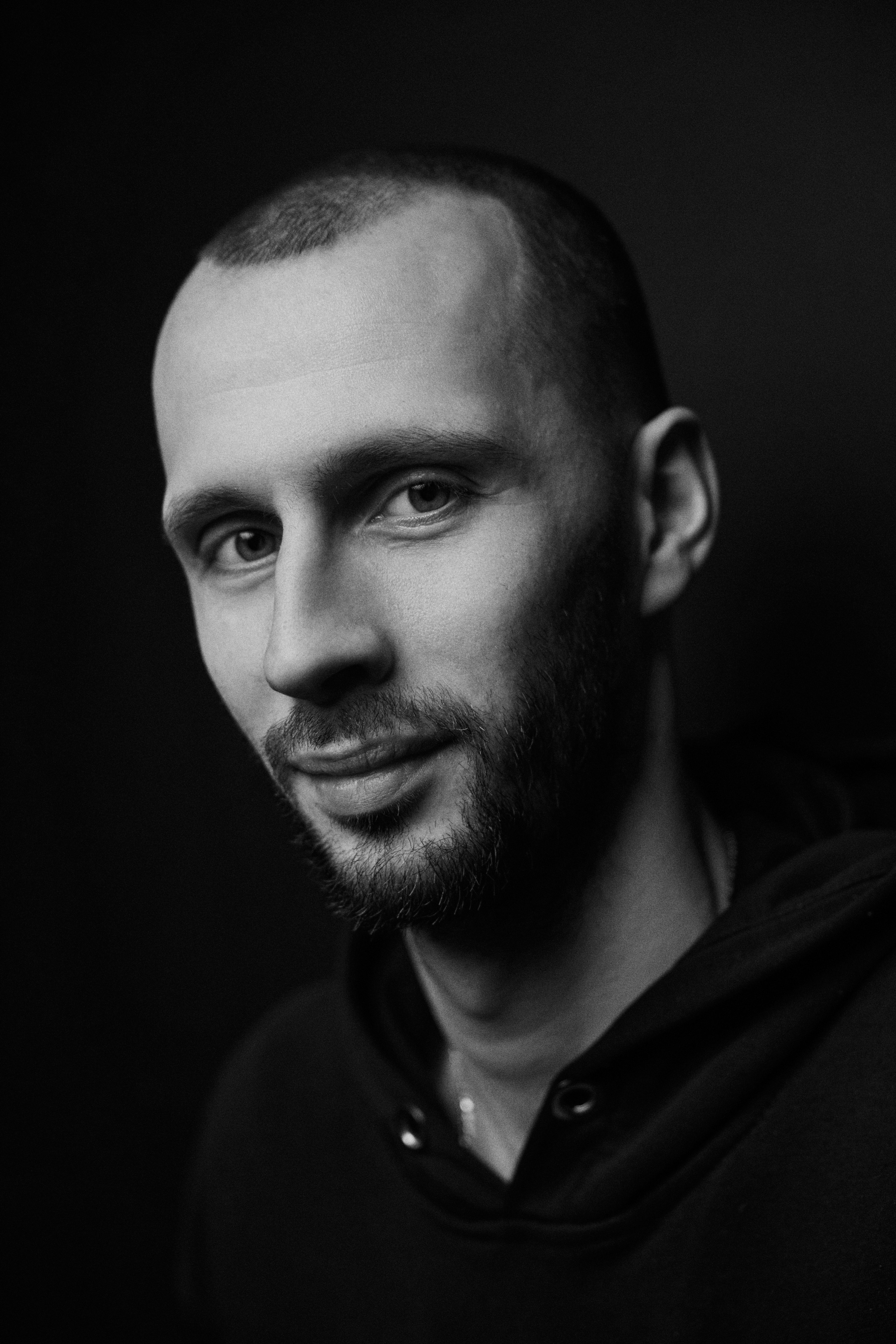 Баскетболист Денис Левшин (команда Темп-Сумз-УГМК) в профессиональной студийной фотосессии: Фото: Илья Новиков