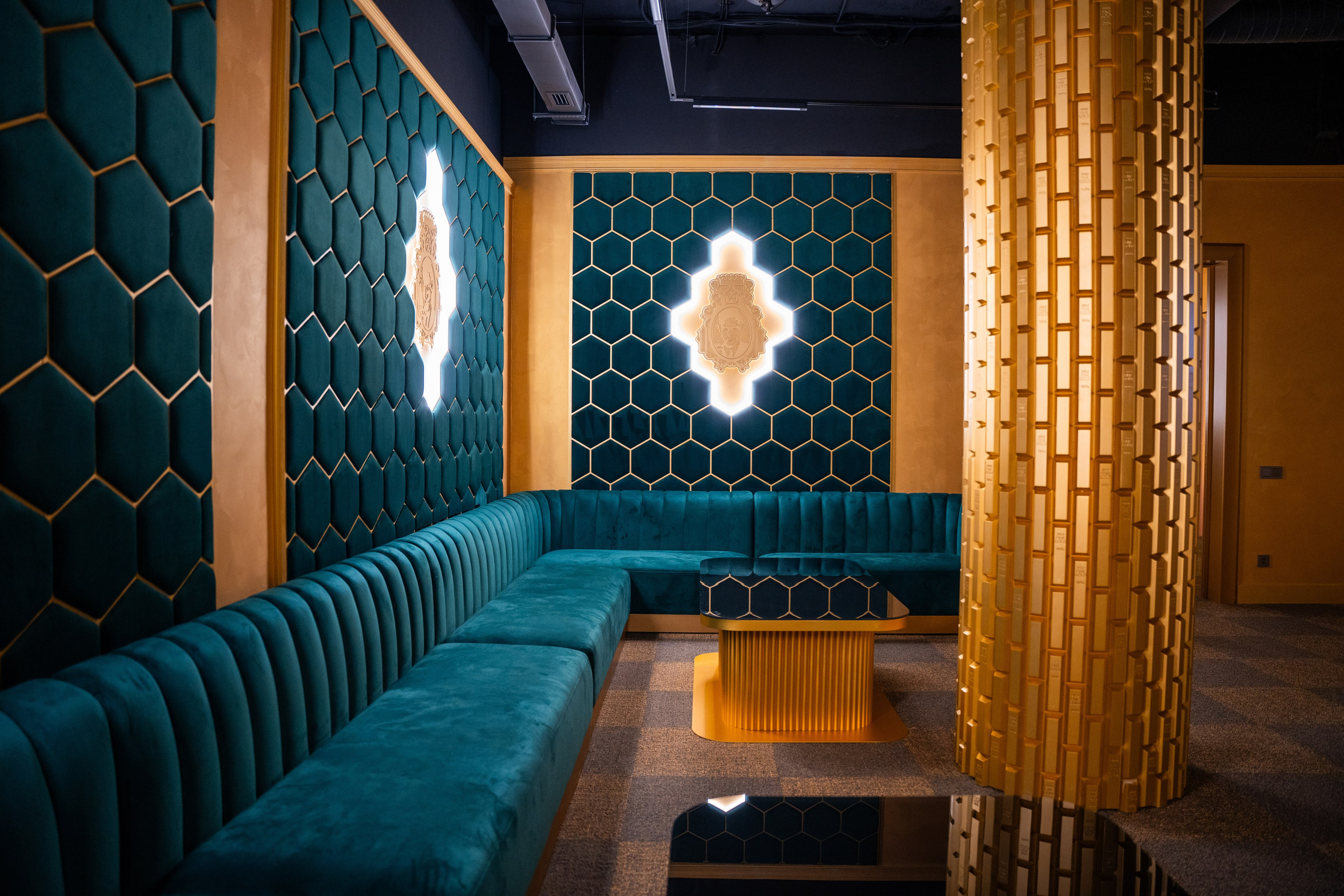 Фотосъемка интерьера стриптиз-клуба Hefner — элитный клуб Краснодара. Интерьерная фотосъемка клуба Hefner в Краснодаре — профессионально. Шедевры для Вас! Фотограф и Видеограф в Краснодаре Пахиев Руслан