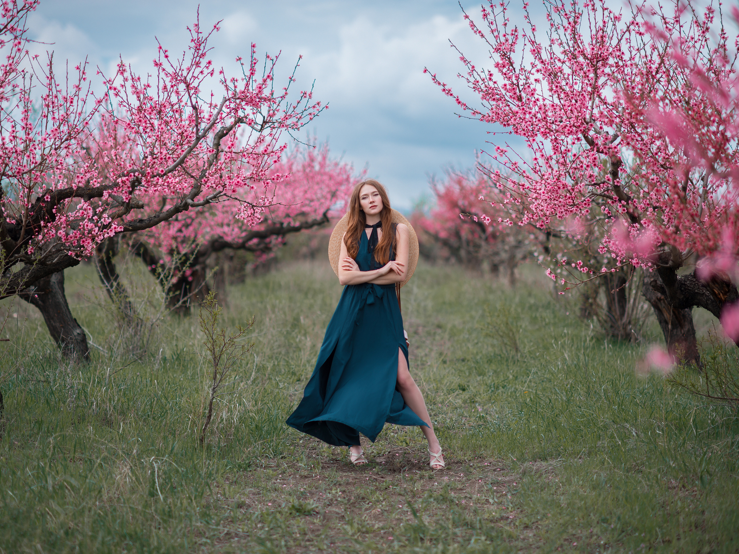 Фотограф в Севастополе. Запись на фотосессию в цветущем персиковом саду Крыма