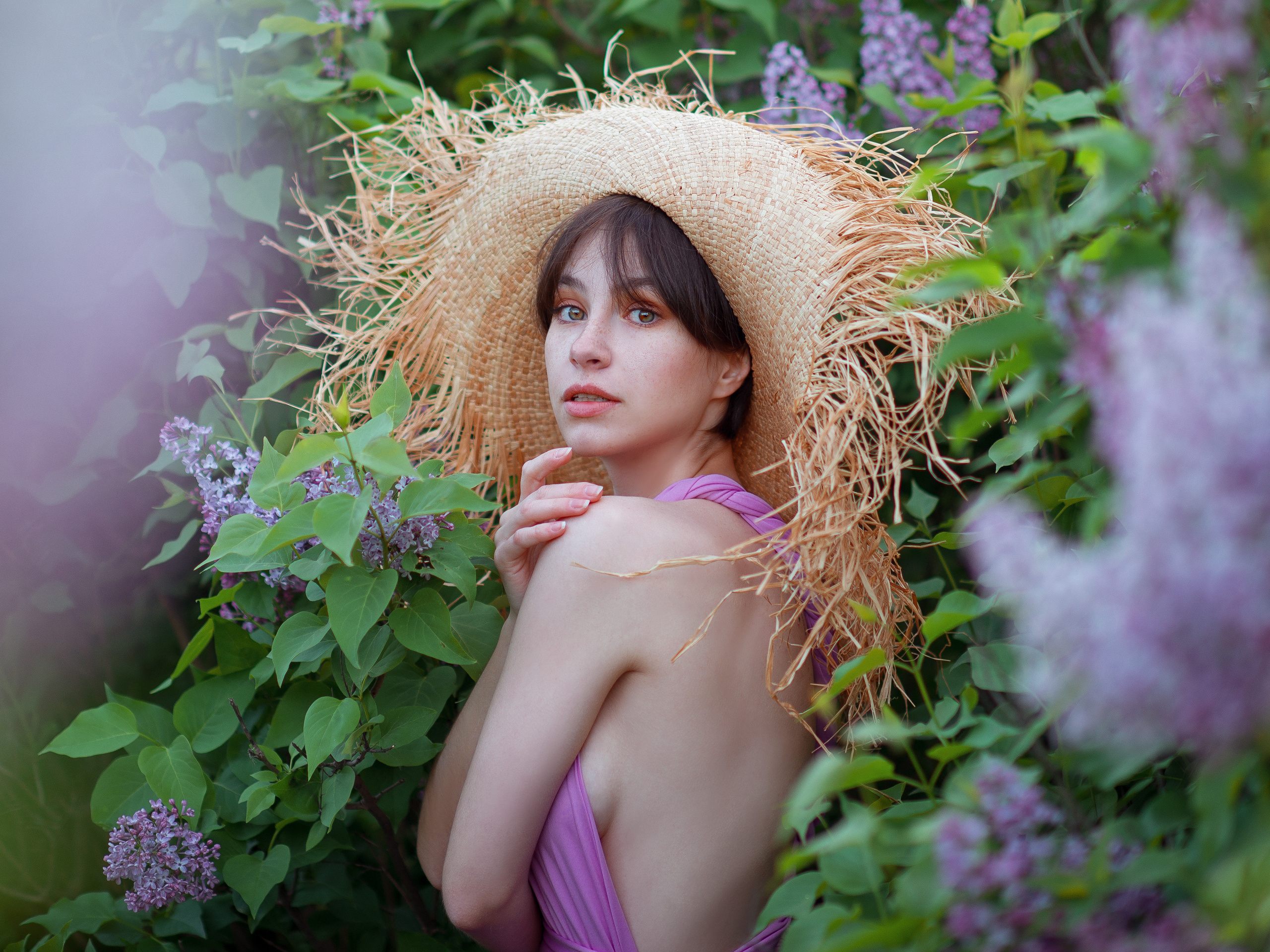 Фотограф в Севастополе: фотосессия цветущих кустах сирени