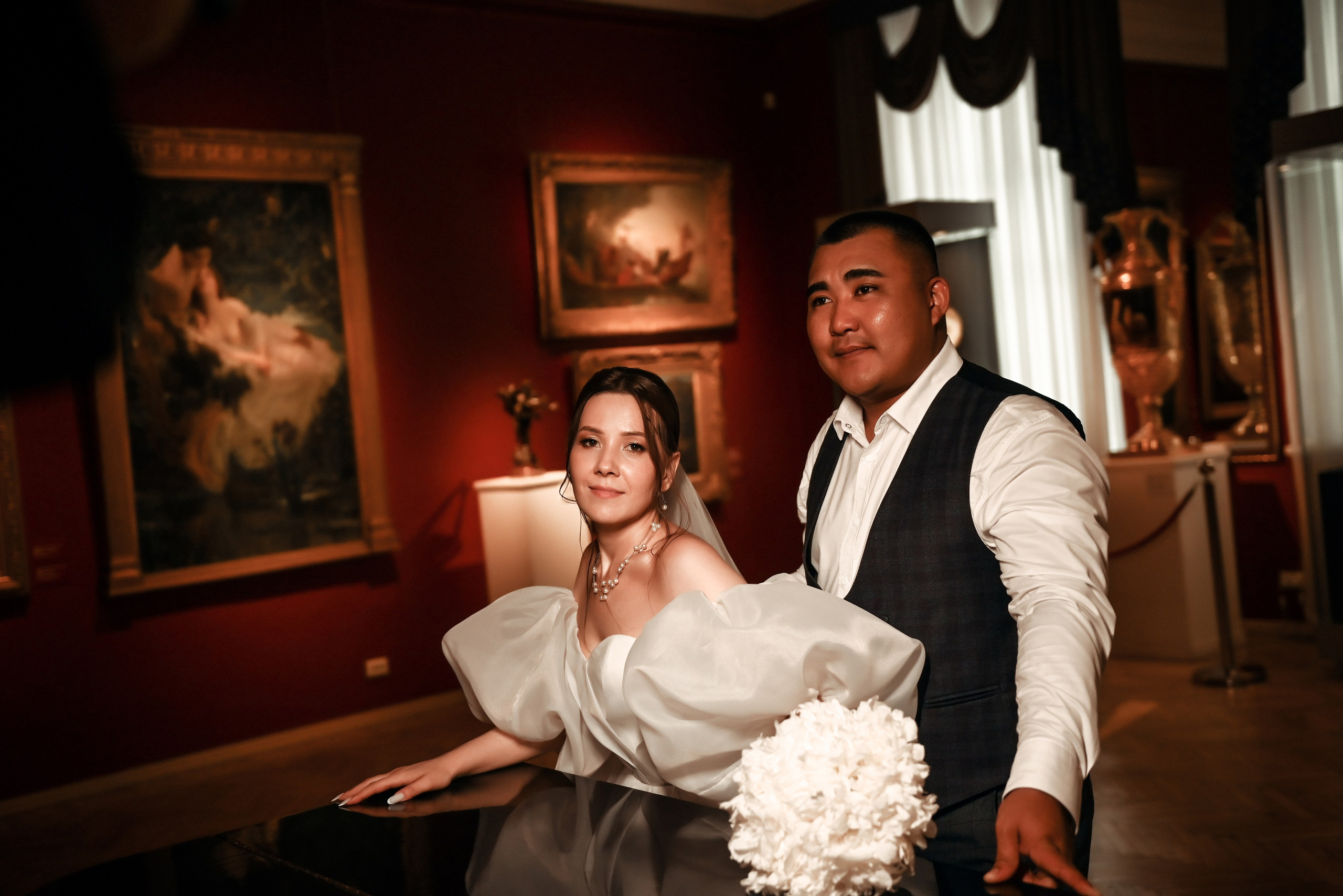 Небольшая свадебная серия в музее и прогулкой под дождем Эльмиры и Ризата. Свадебный, семейный, детский, контент фотограф в Омске Максим Ильин