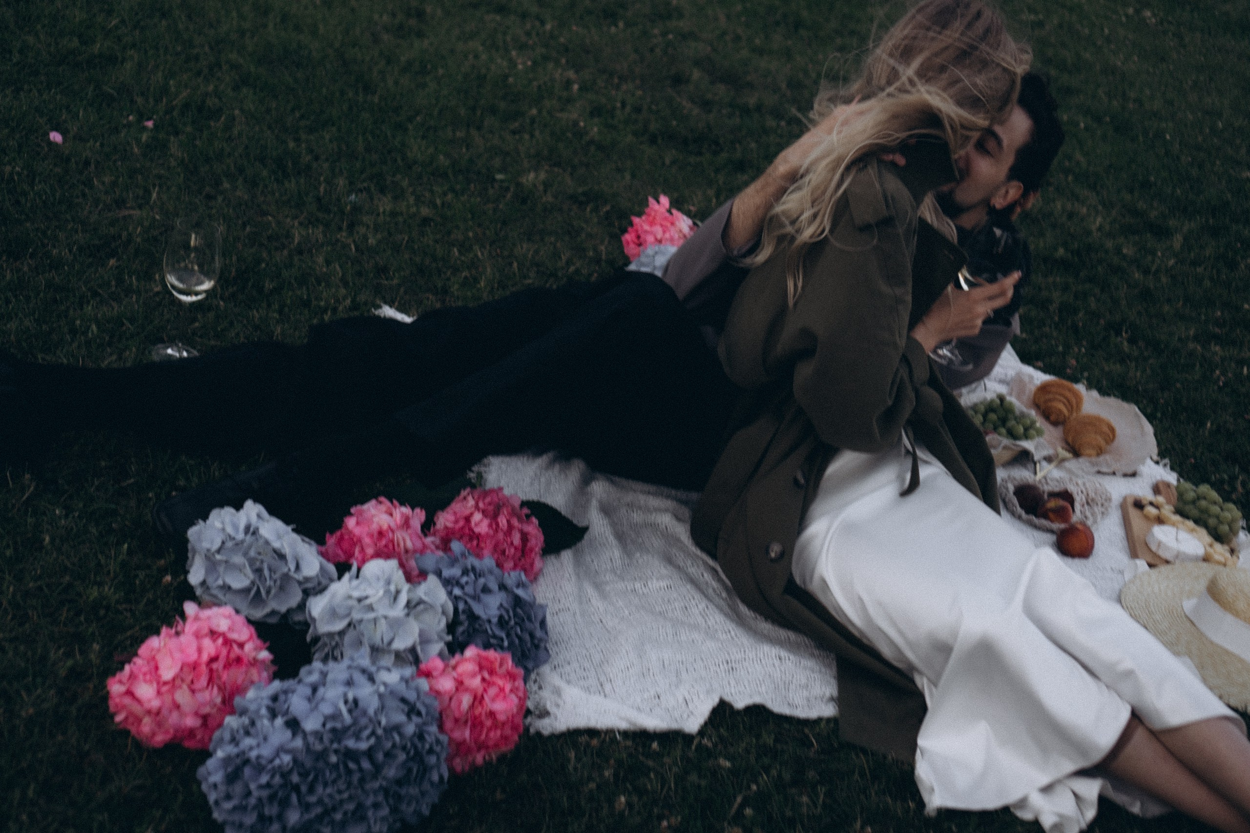 СВАДЕБНАЯ СЬЕМКА ПАРЫ НА РАССВЕТЕ В БЕЛЫЕ НОЧИ И ПРОГУЛКА С РАЗВОДНЫМИ МОСТАМИ И ПИКНИК ВОЗЛЕ ИСАКИЕВСКОГО СОБОРА. Профессиональный фотограф, Санкт-Петербург — Виктория Богомолова