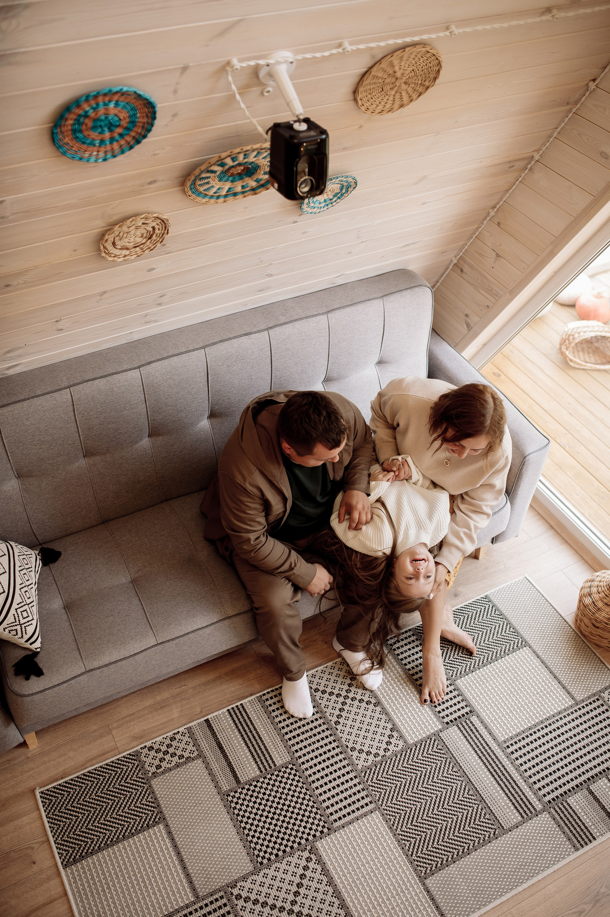 Катя, Дима, Настя и уютный домик. Фотограф Мария Стрелкова