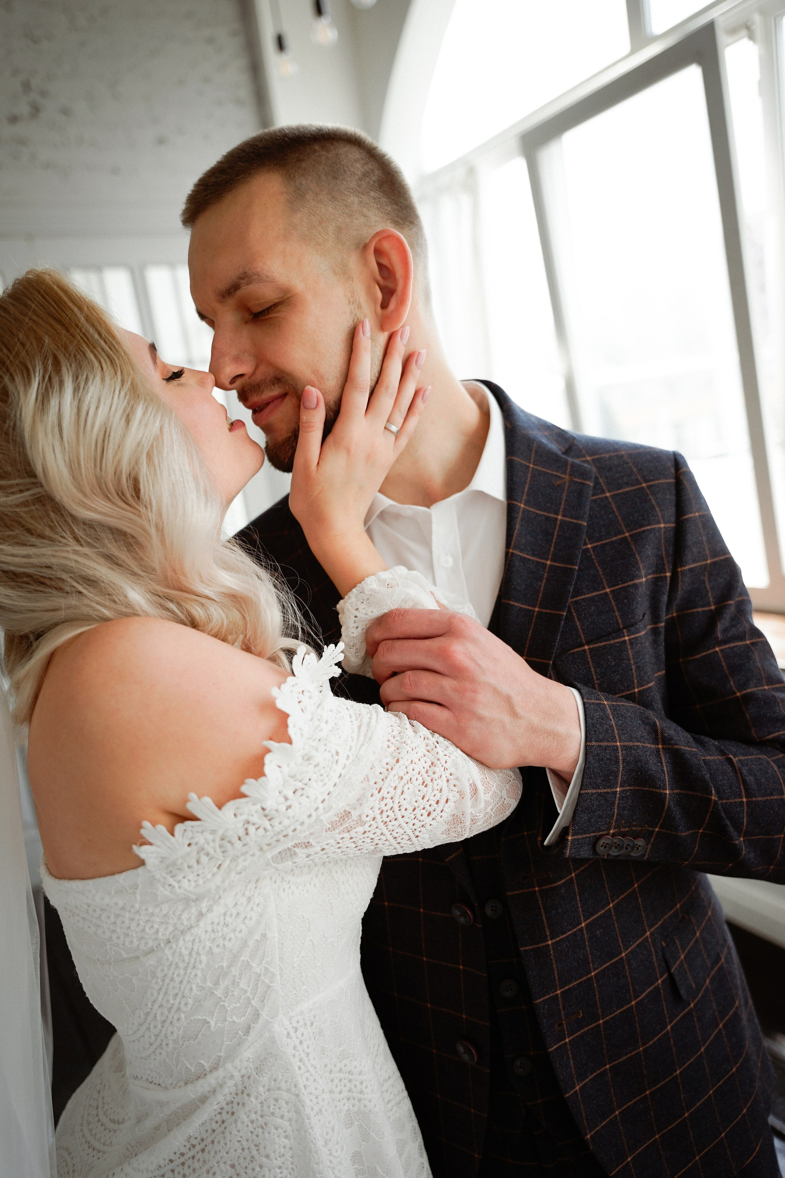 Свадебная фотосессия в студии с темным полом