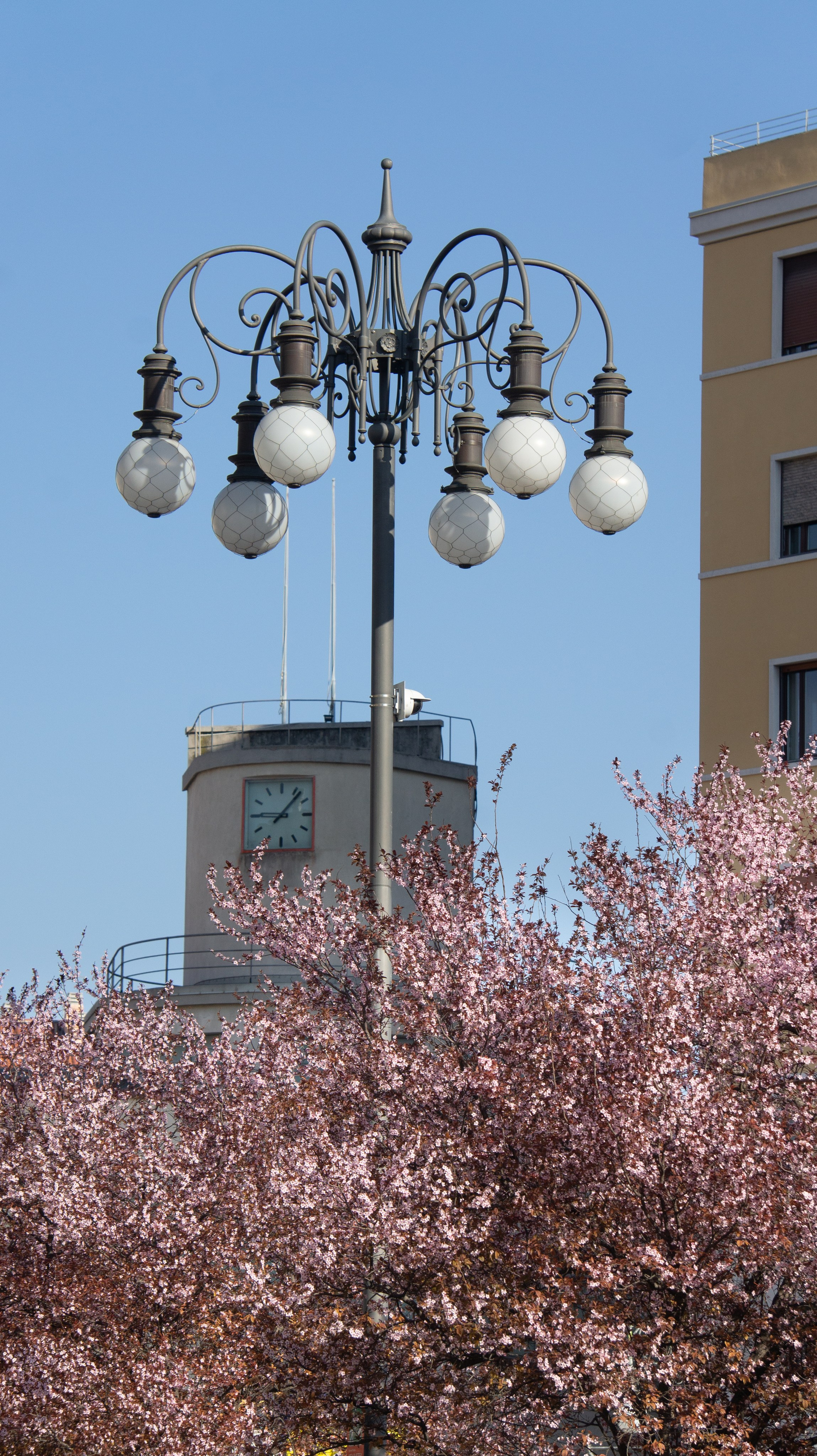 Lanterne di una citta. Fotografo Alina Imanbaeva Trieste e FVG