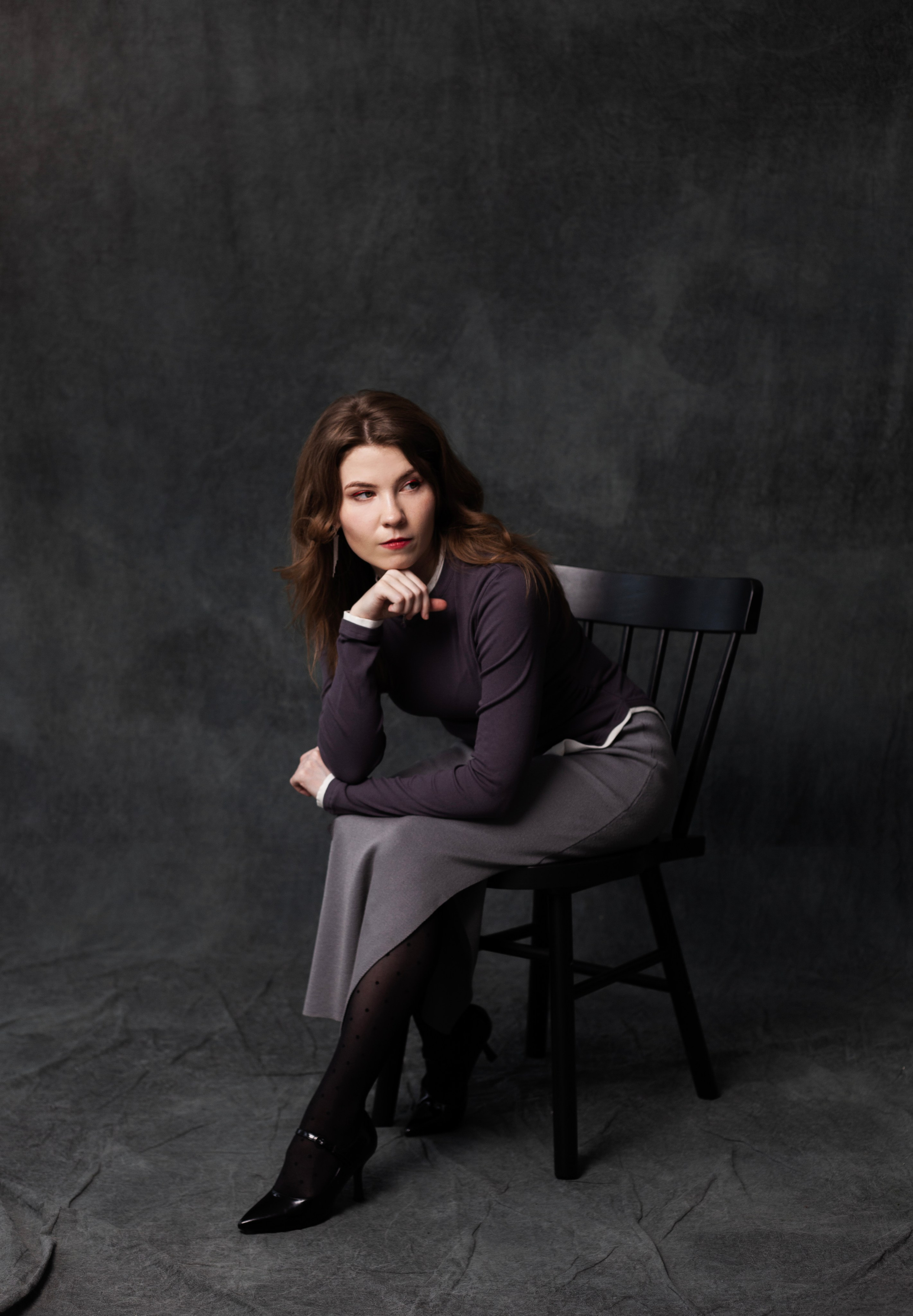 портретный фотограф москва, девушка на тканевом фоне, девушка на сером фоне, идеи фото пинтерест