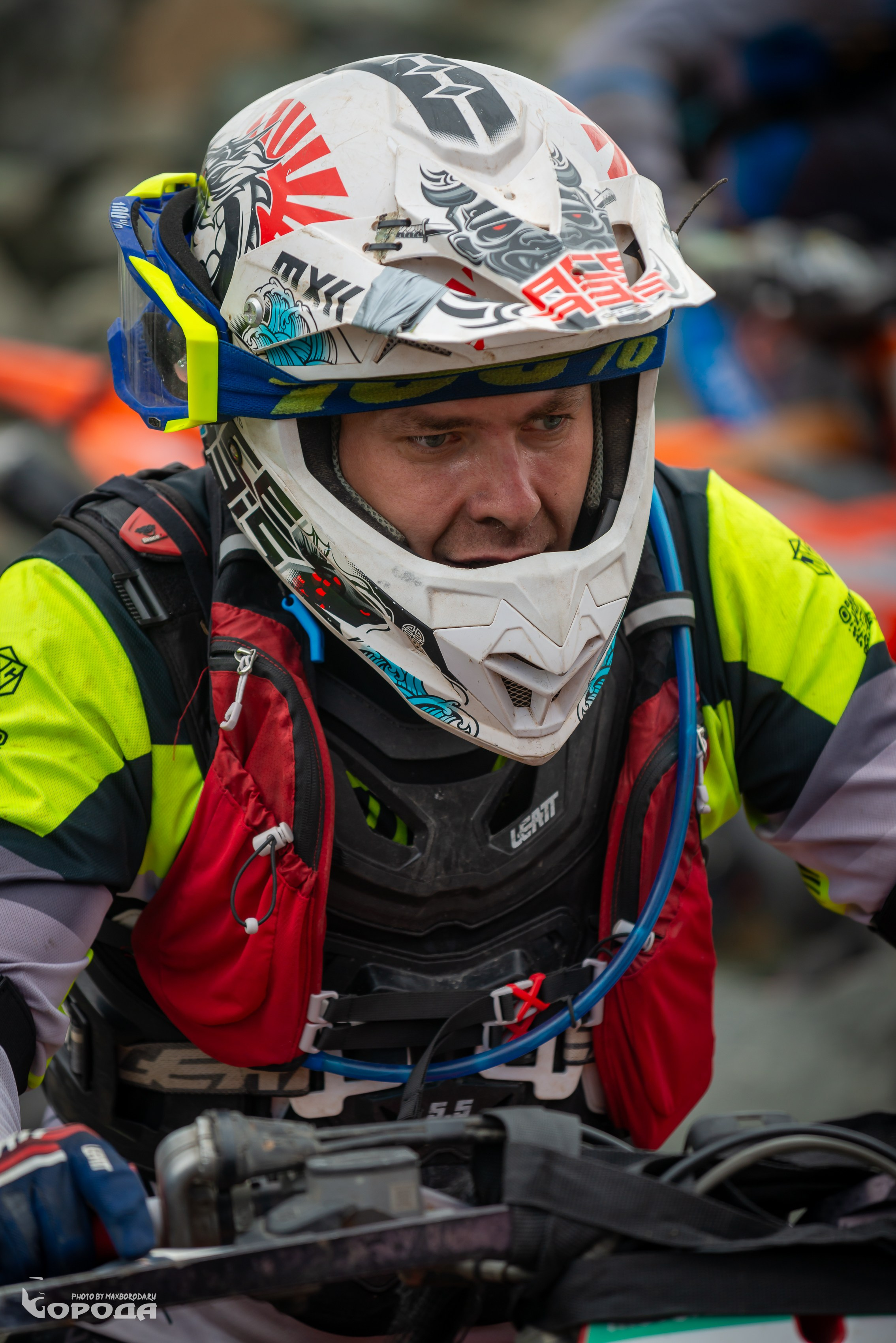 Эндуро-спортсмен в шлеме с графическим дизайном, экипировка LEATT.