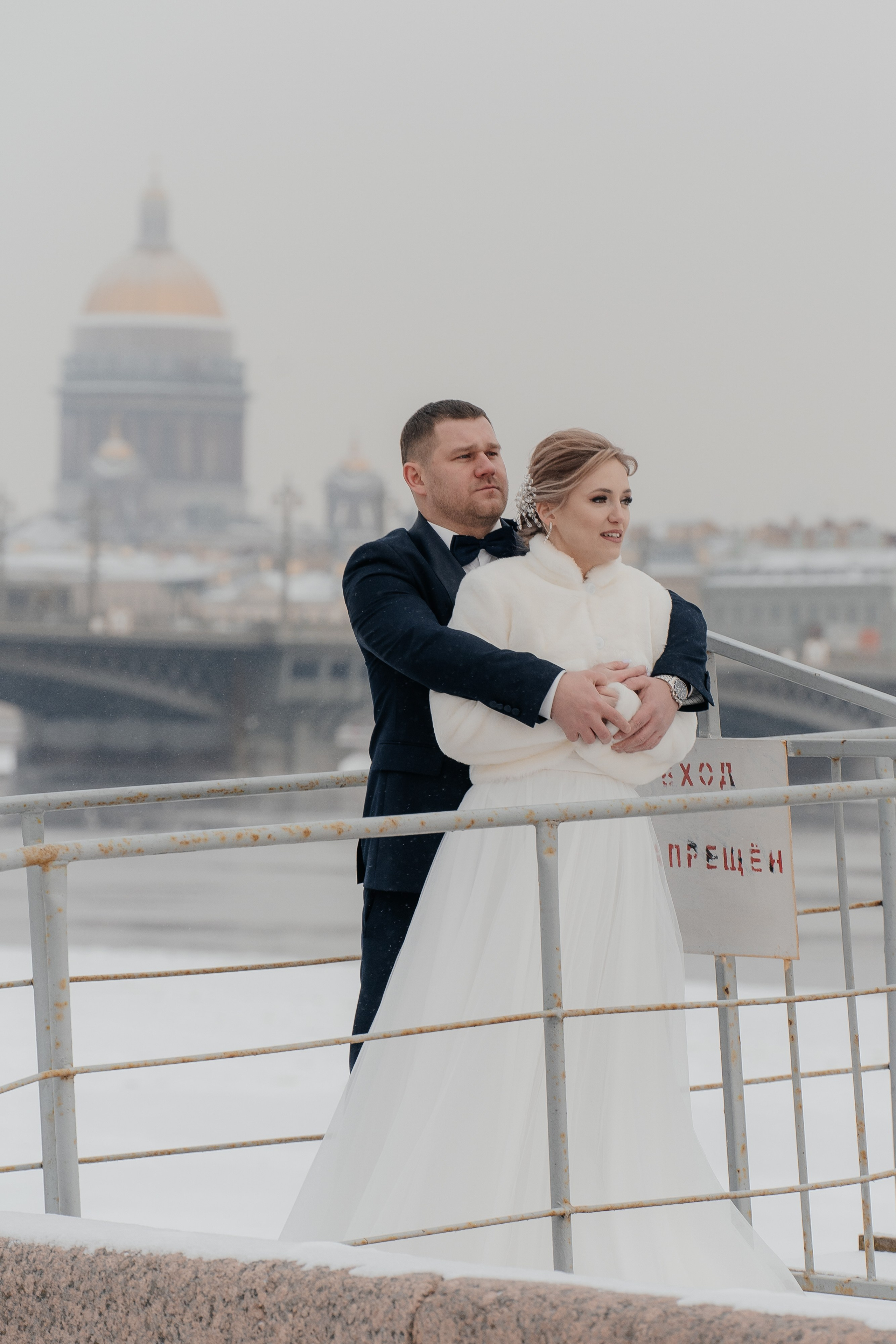 Свадебная фотосессия зимой в Санкт-Петербурге. Свадебный фотограф Александр Невский в Санкт-Петербурге