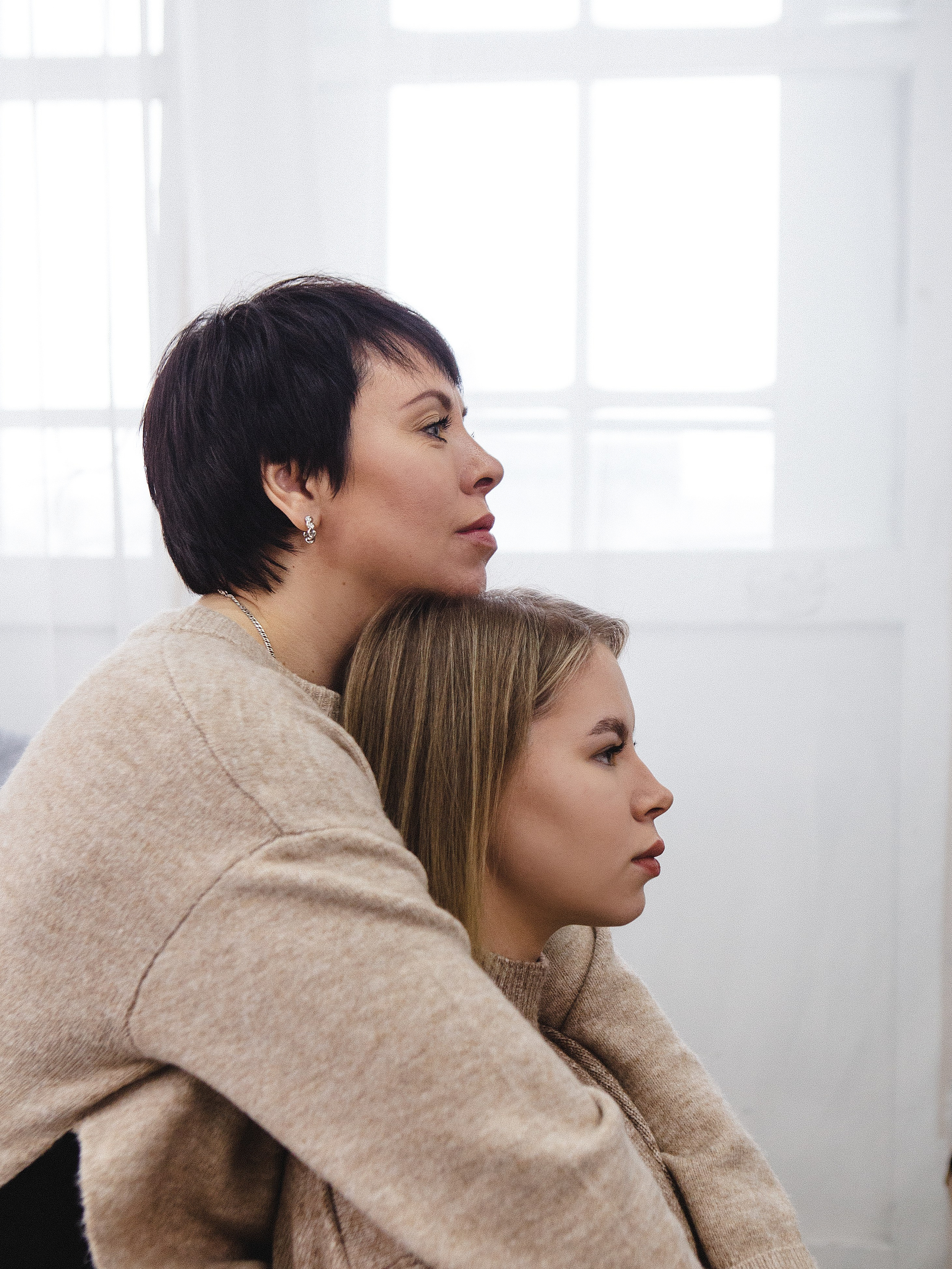 Фотосессия мамы с дочерями в минималистичной фотостудии Челябинска. Свадебный фотограф Челябинск Зиненко Виктория