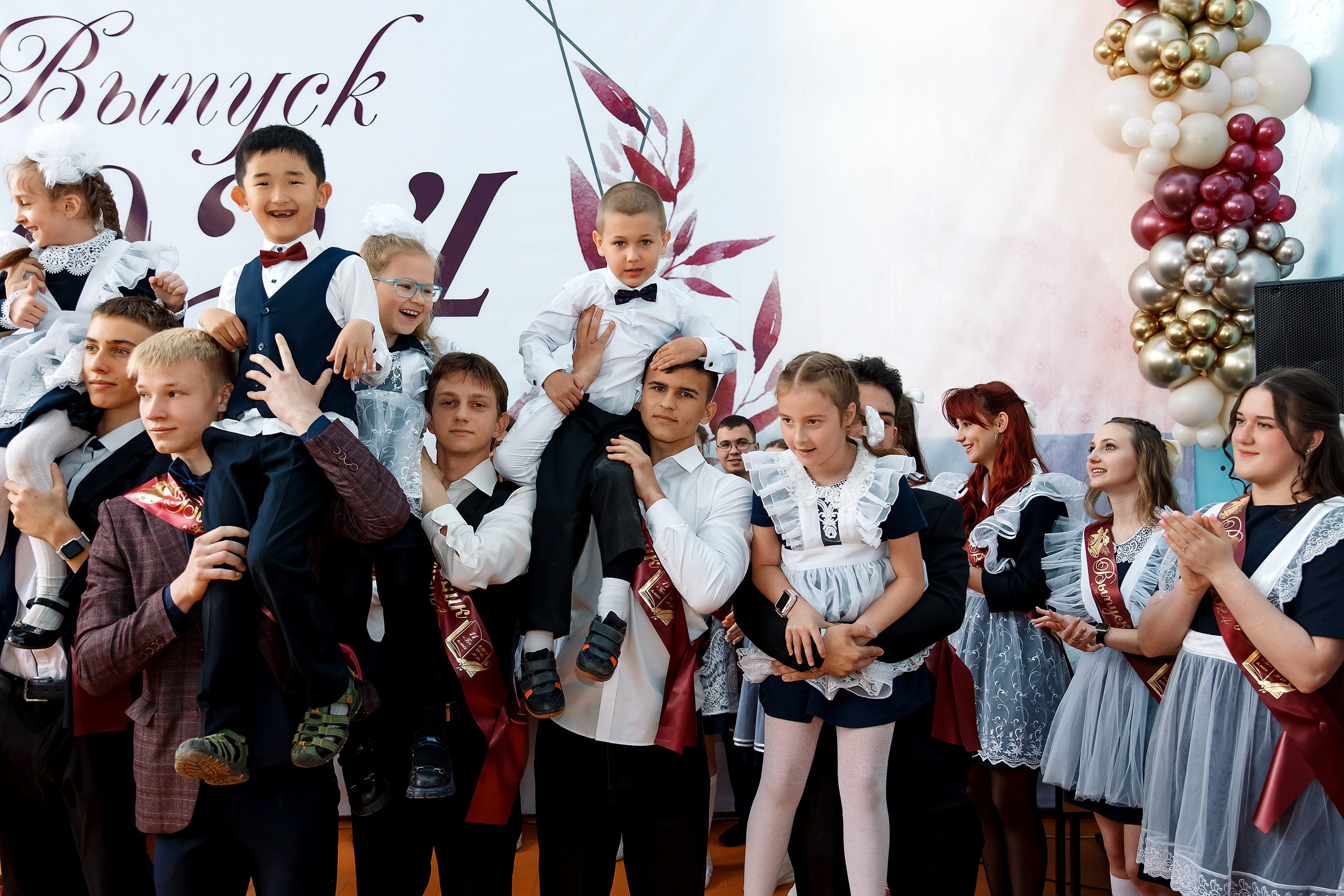 11 класс Последний звонок. Фотограф Любовь Корниенко, Примоский край