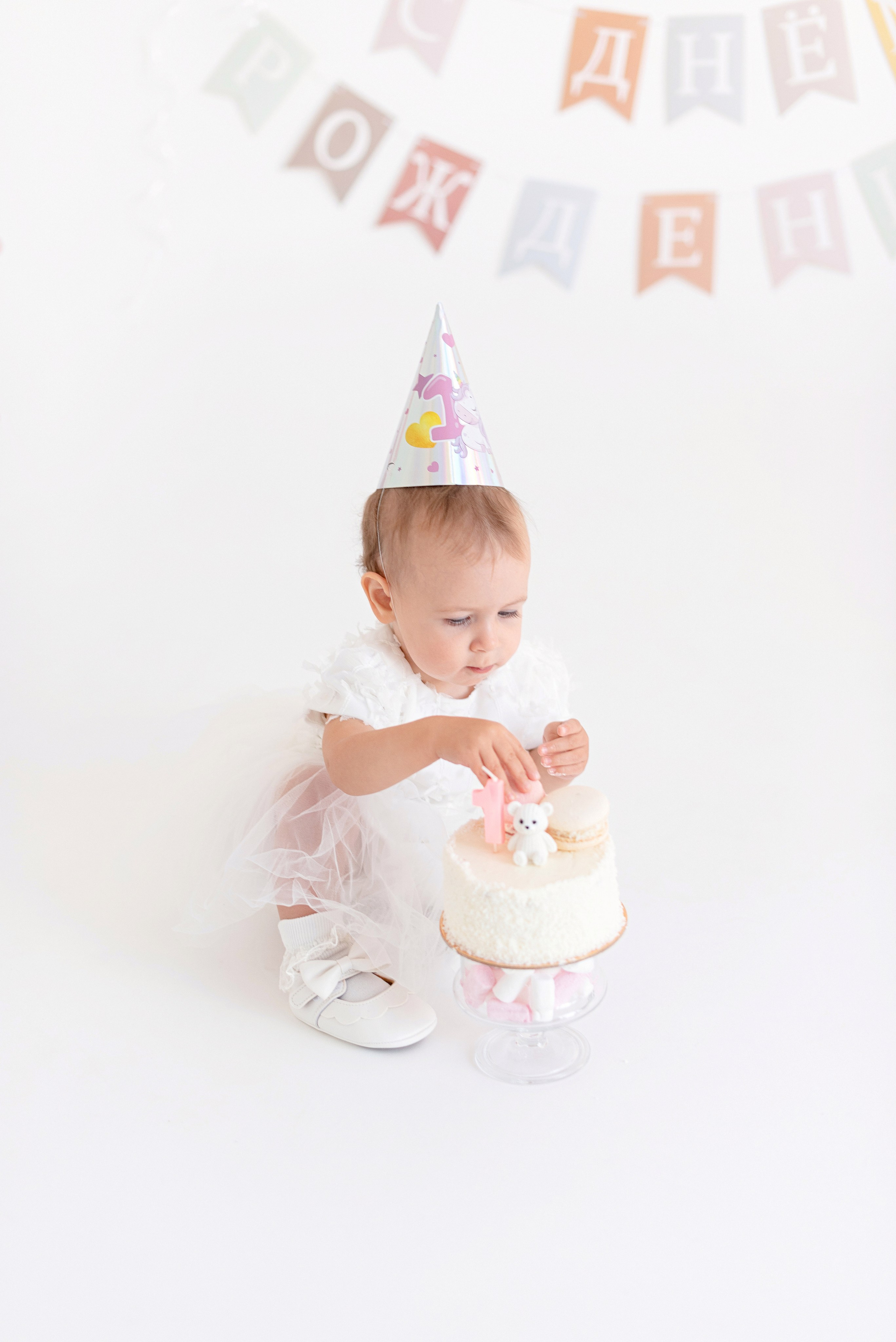 Фотосессия дня рождения ребенка в фотостудии, торт, воздушные шары, мыльные пузыри, профессиональные детские фотографии в Сургуте и Нефтеюганске.