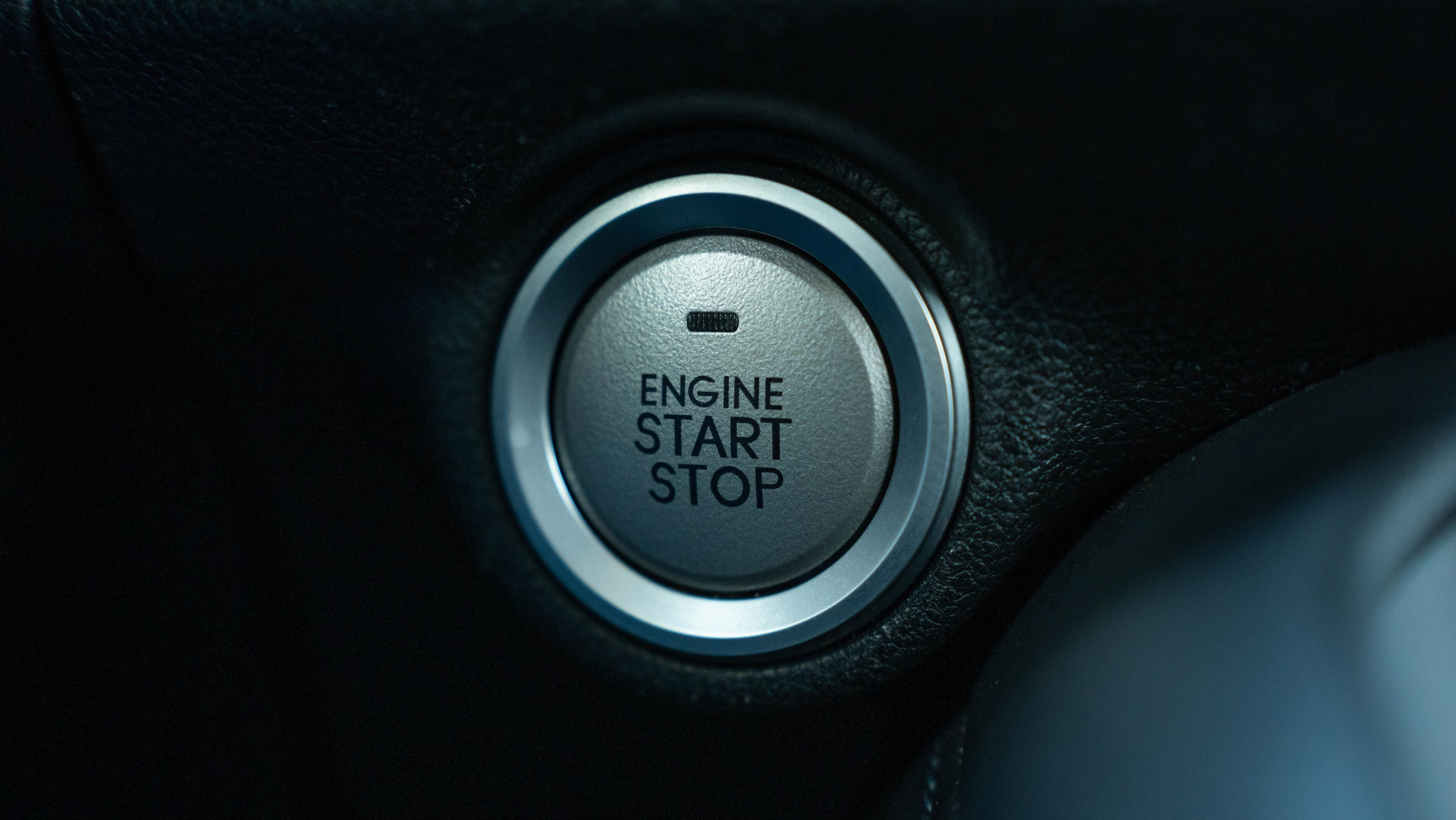 кнопка запуска автомобиля