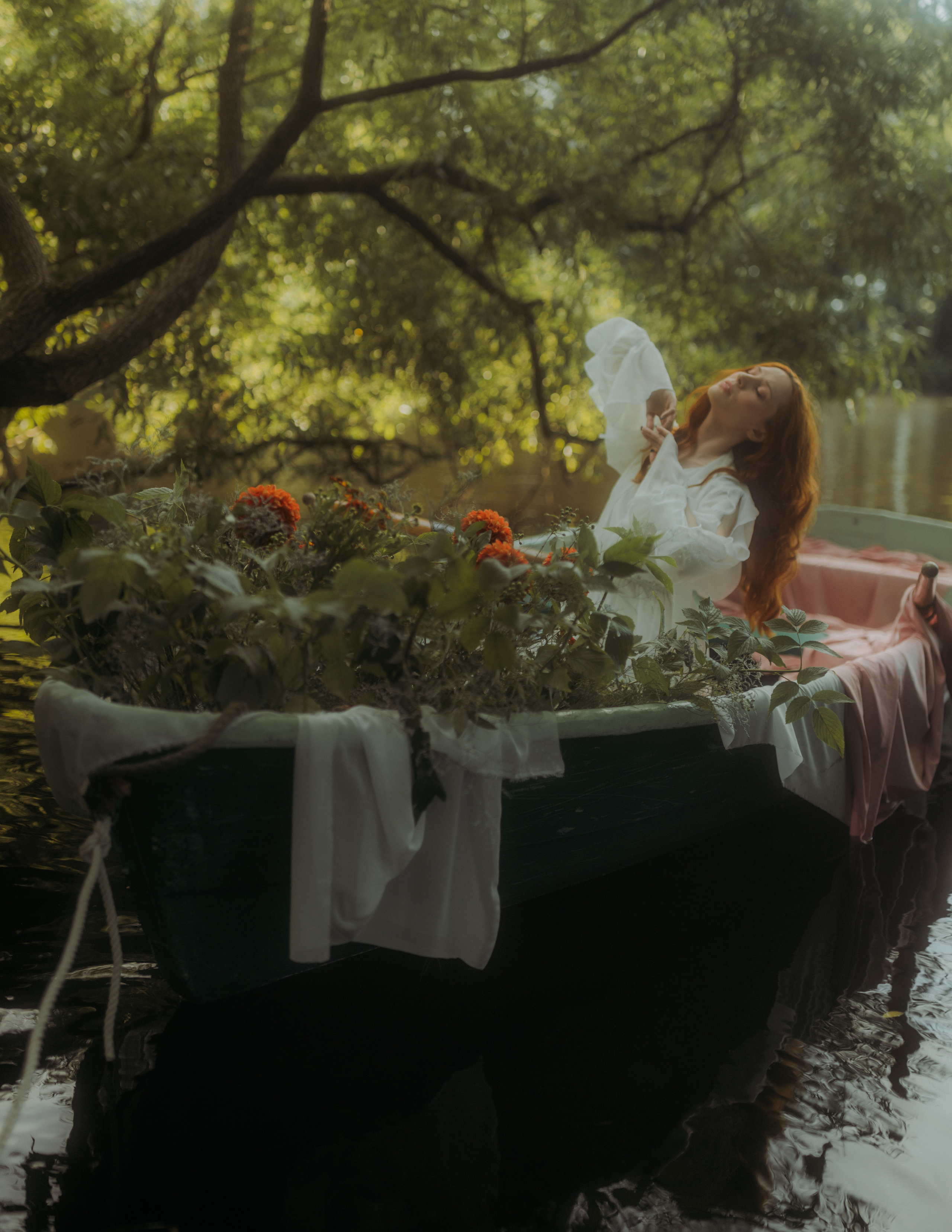 Фотосессия в парке с лодкой. Фотограф Санкт-Петербург женский портрет Екатерина Коваль