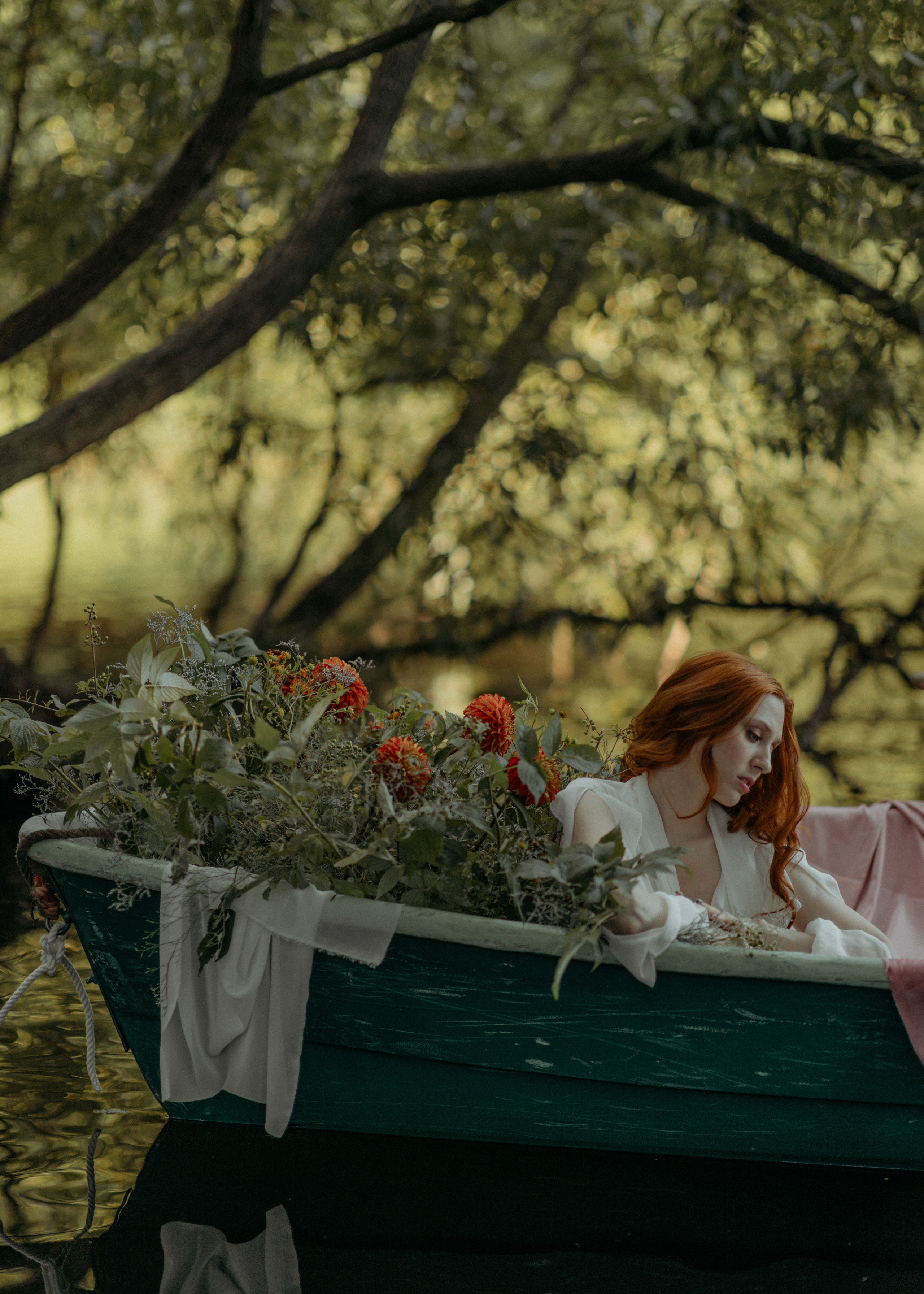 Фотосессия в парке с лодкой. Фотограф Санкт-Петербург женский портрет Екатерина Коваль
