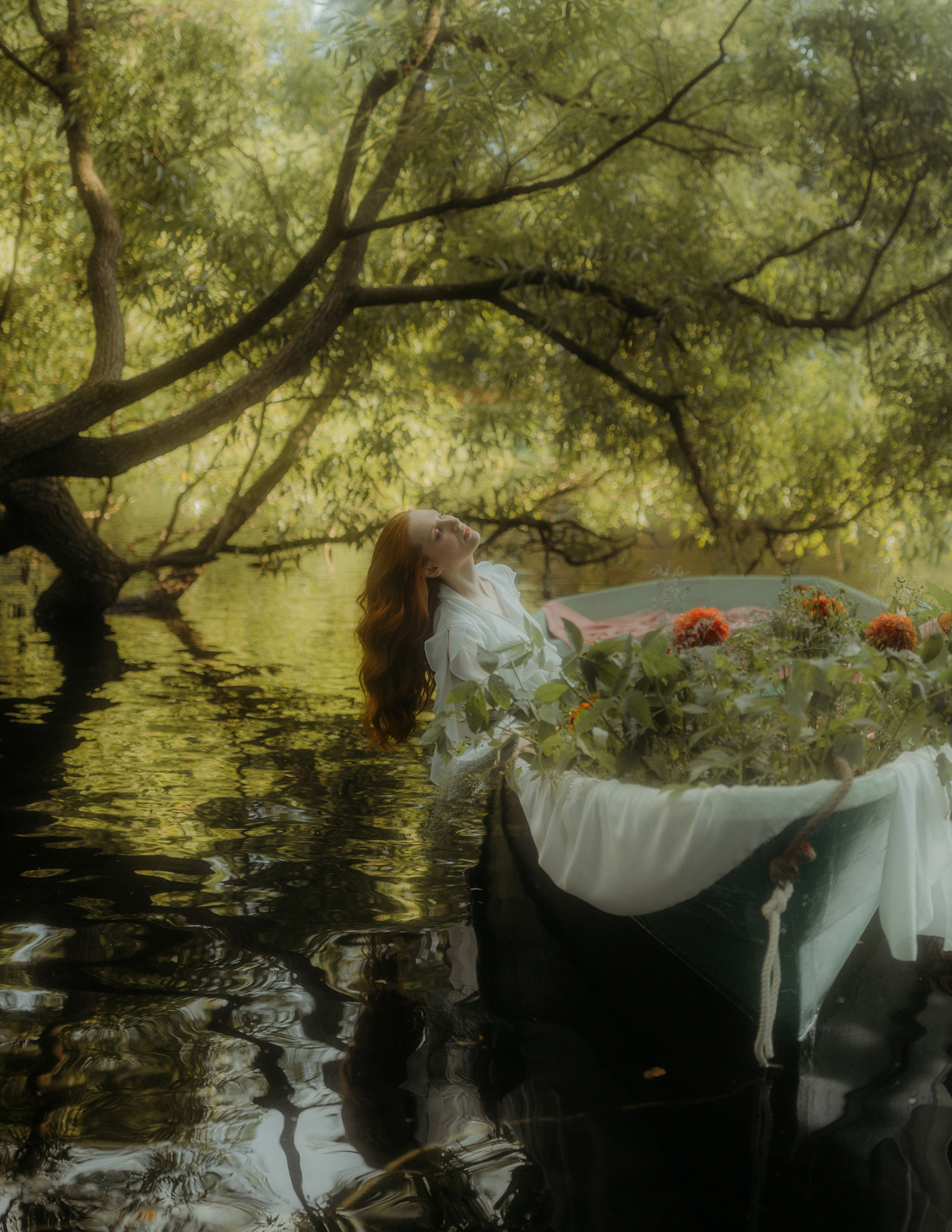 Фотосессия в парке с лодкой. Фотограф Санкт-Петербург женский портрет Екатерина Коваль