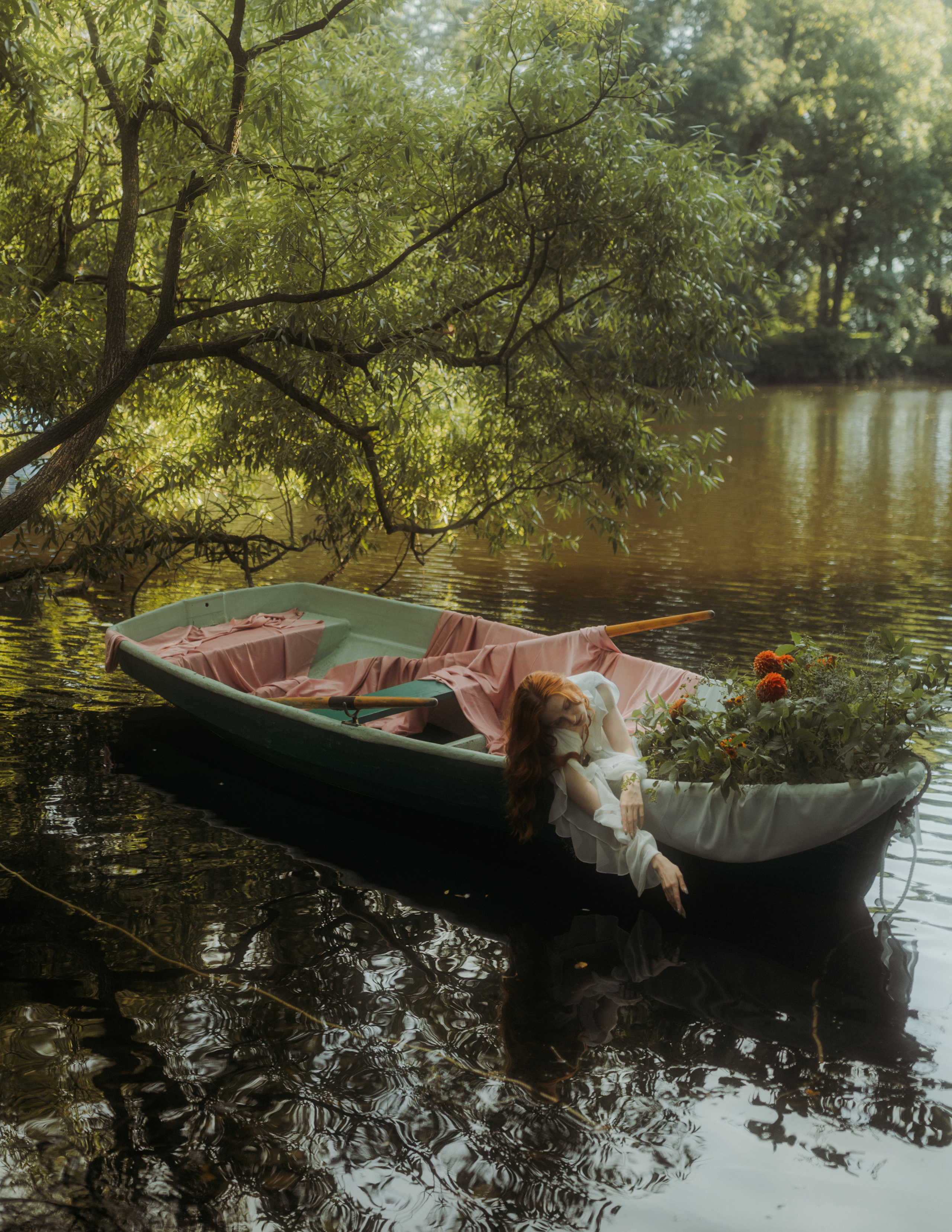Фотосессия в парке с лодкой. Фотограф Санкт-Петербург женский портрет Екатерина Коваль
