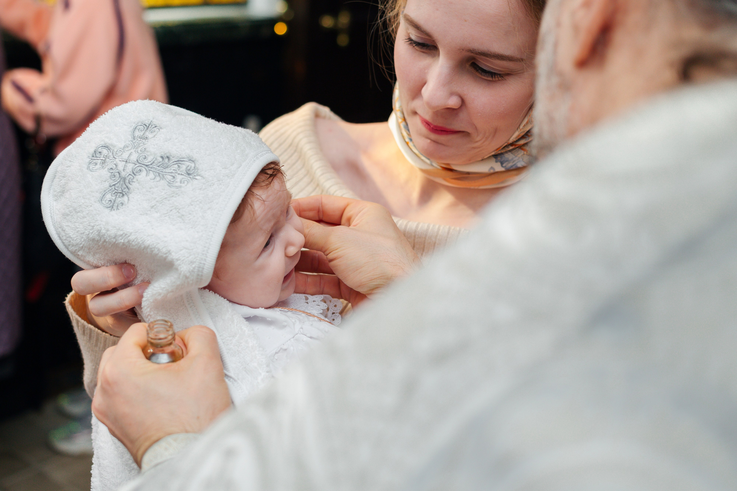 Сравнение критериев: в каком храме лучше крестить ребенка — атмосфера, расположение, правила, Современная крестильная купель для полного погружения. На что обратить внимание при выборе храма, Вместительный и светлый зал храма — ключевой фактор при выборе места для крещения с большим числом гостей, купель в храме Невского района Санкт-Петербурга