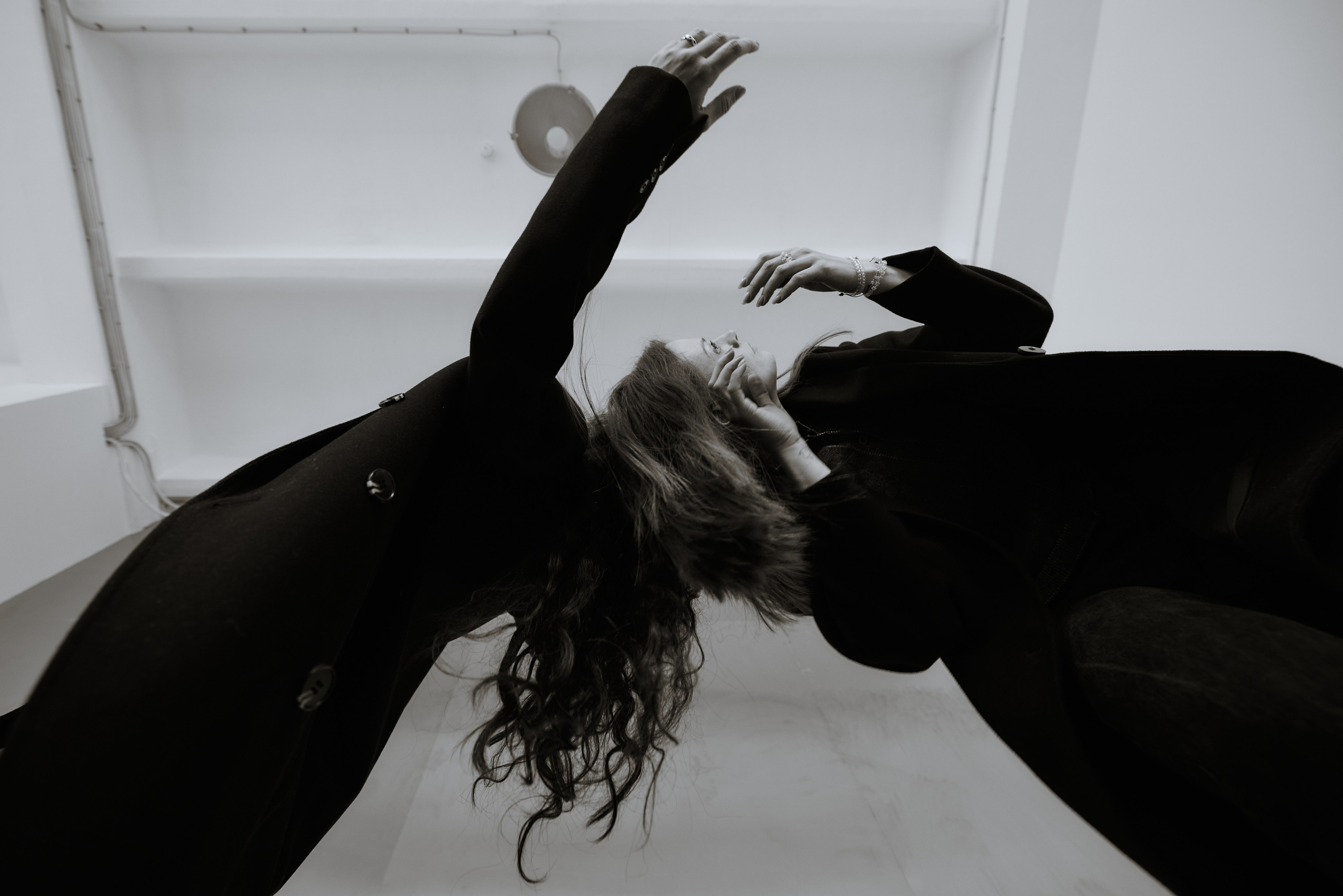 Две девушки снятые с низу на фоне потолка. Виктория Брызгалова и Анна Пижонкова