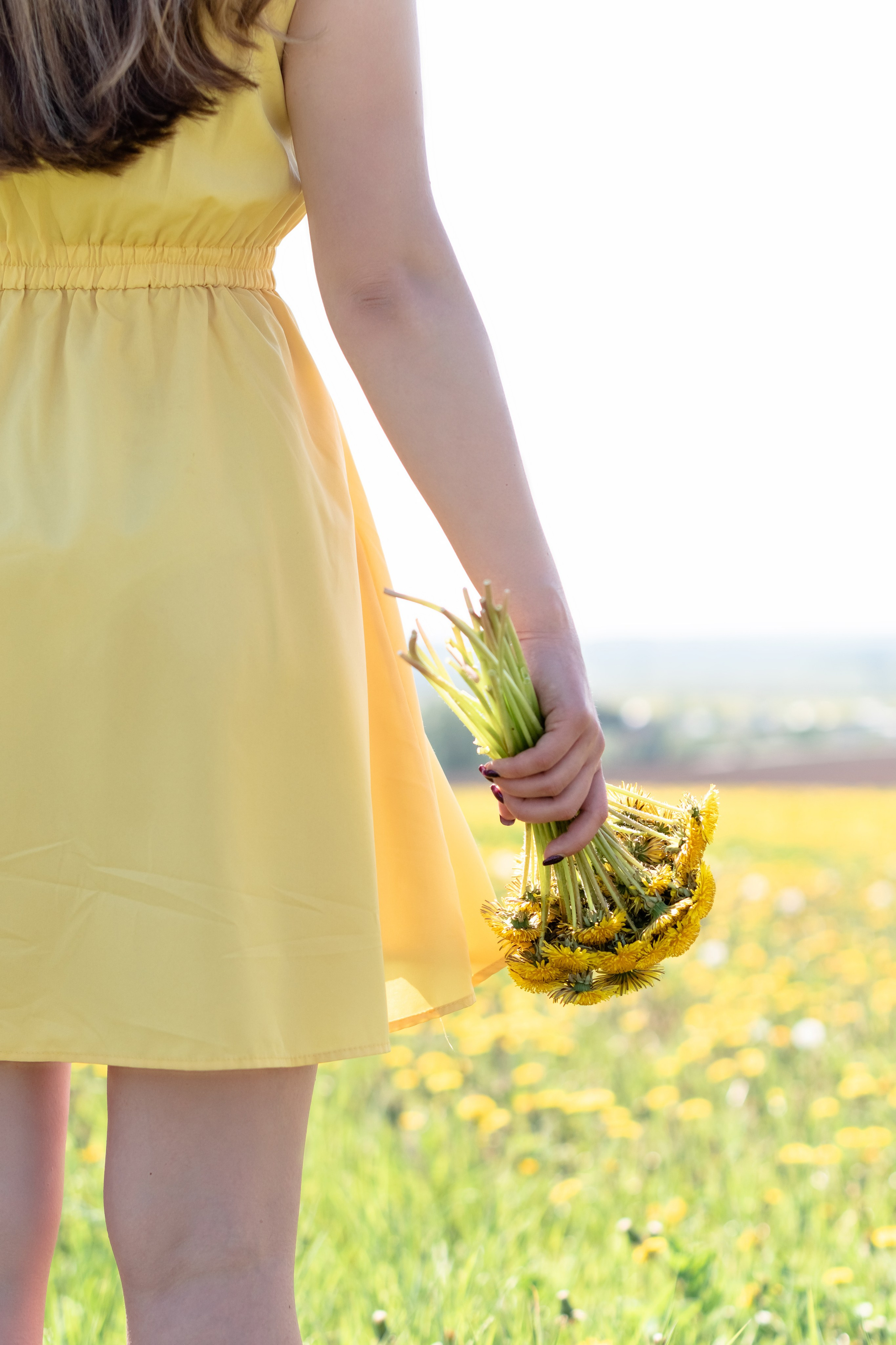 букет из желтых одуванчиков
