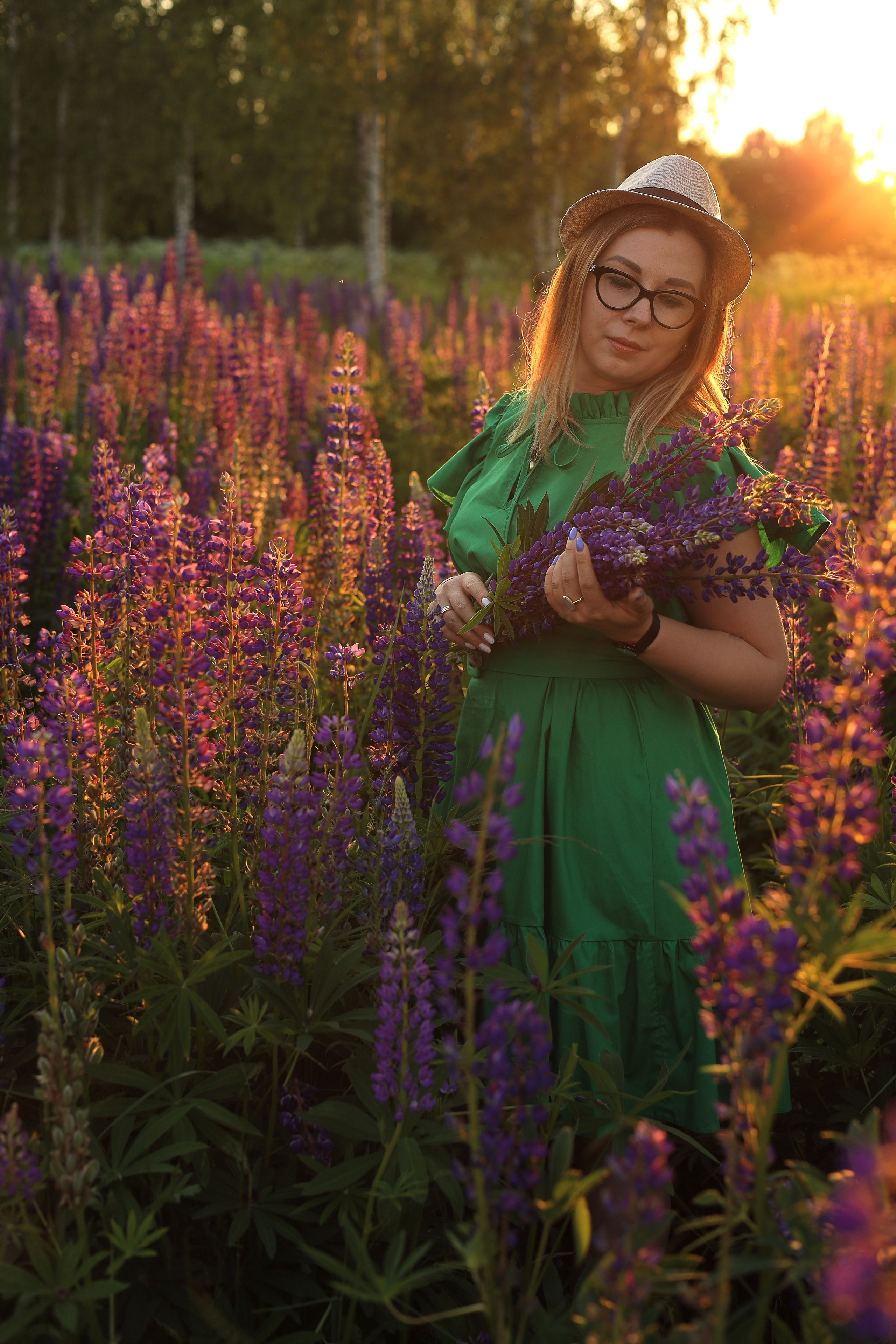 фотосессия на природе девушка в поле люпинов на закате летом