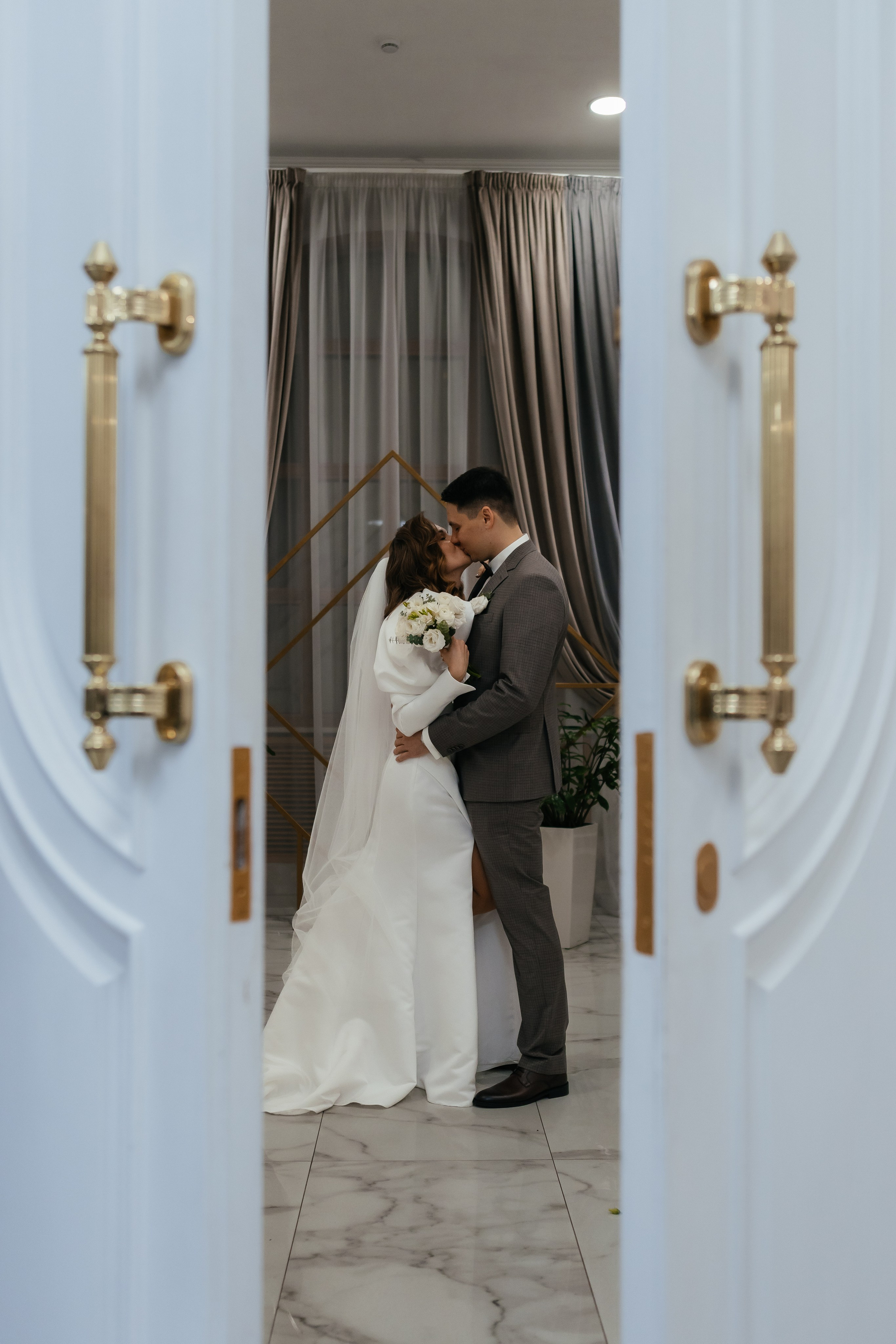 Свадебная фотосессия в Plaza Garden Moscow. Свадебный фотограф в Москве