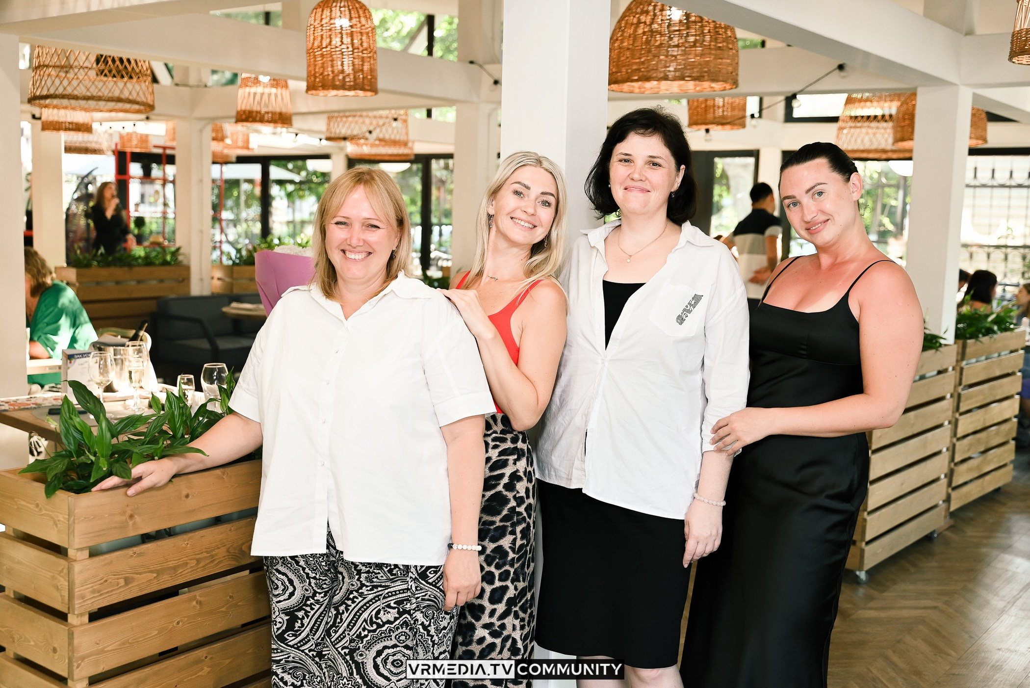 Ресторан «Volna»: Вокальный вечер на летней веранде «Хочу на дачу»