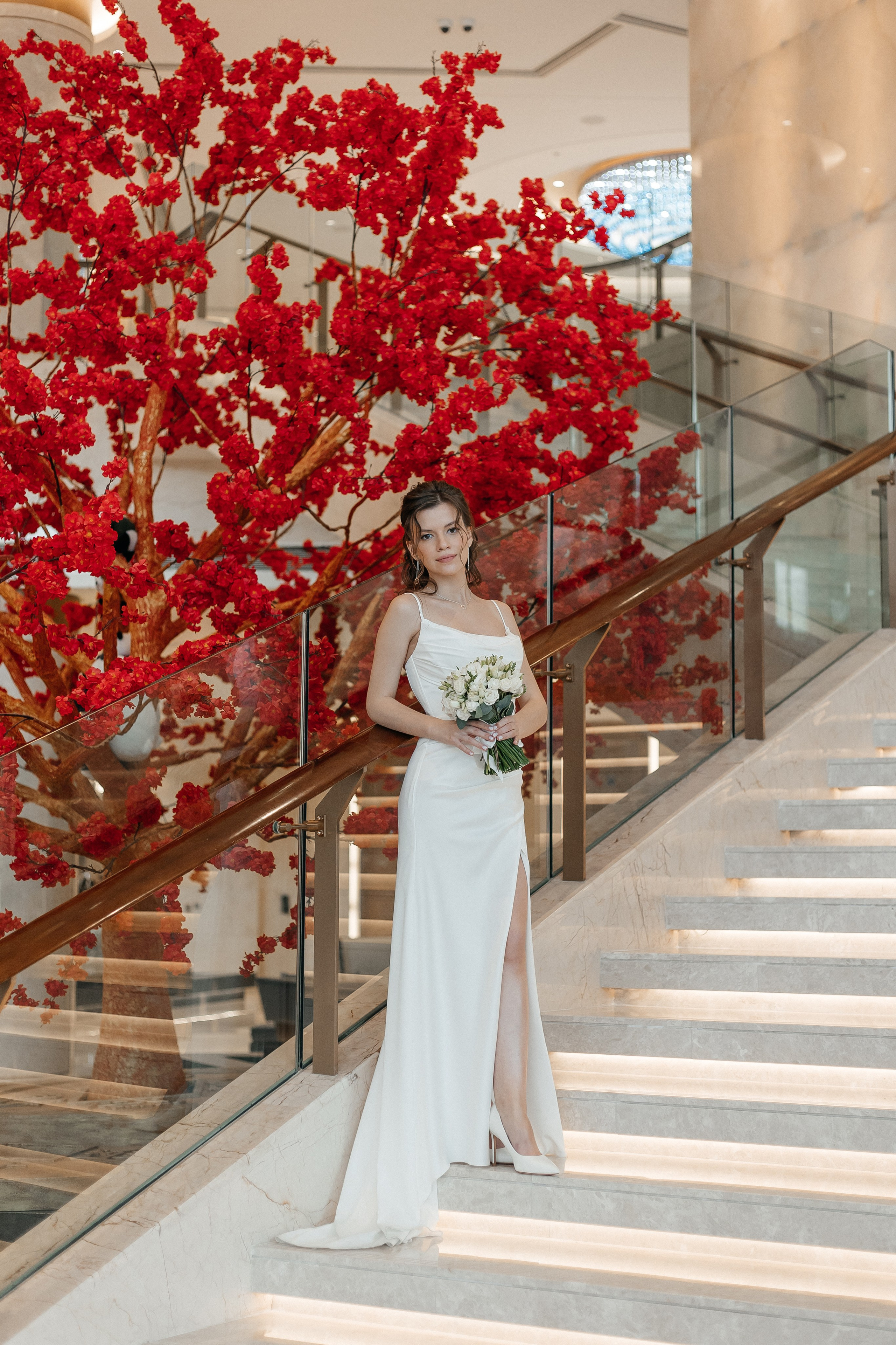 Свадебная фотосессия на лестнице отеля Soluxe Hotel Moscow