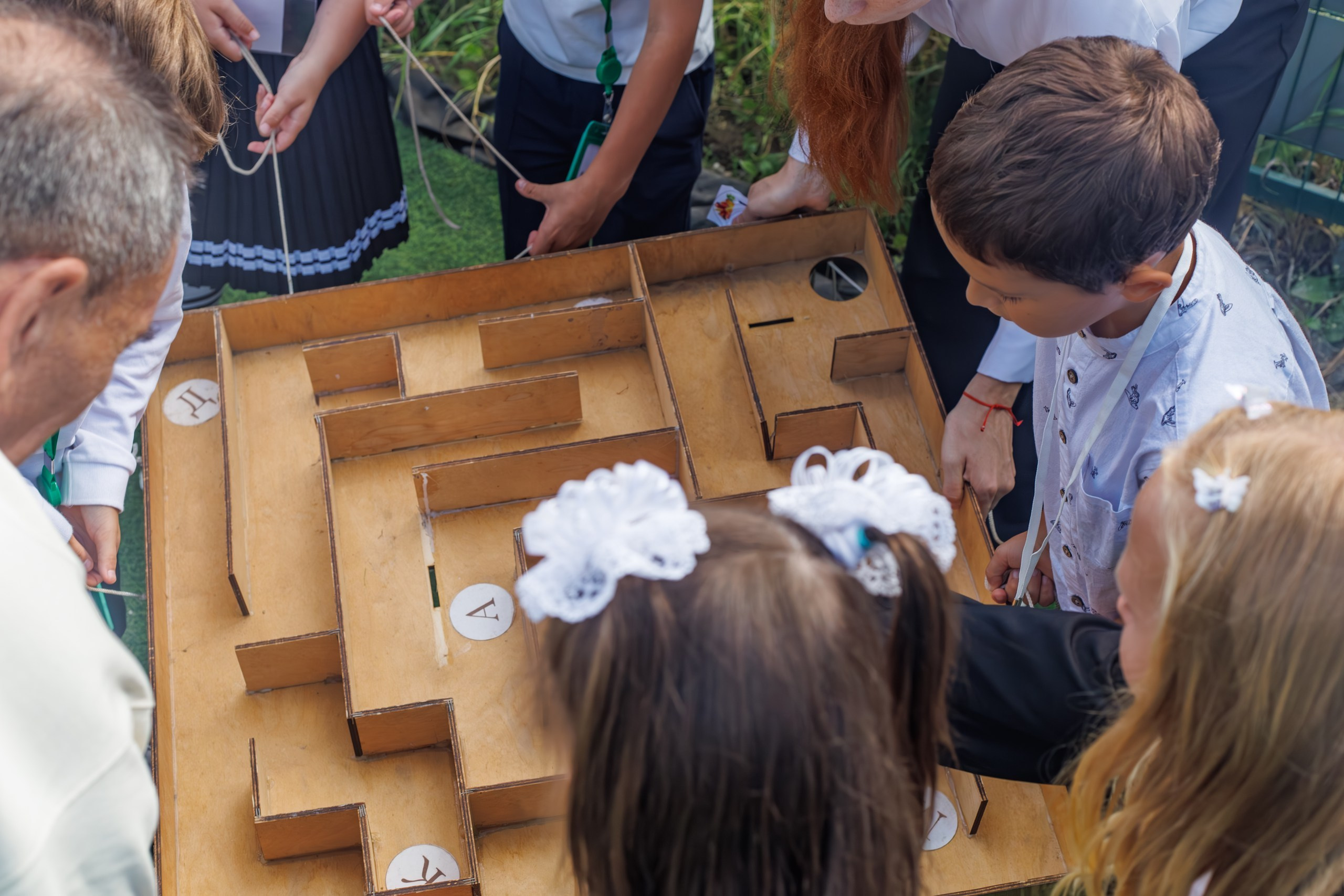 аниматоры на школьном празднике 1 сентября, дети смеются и радуются