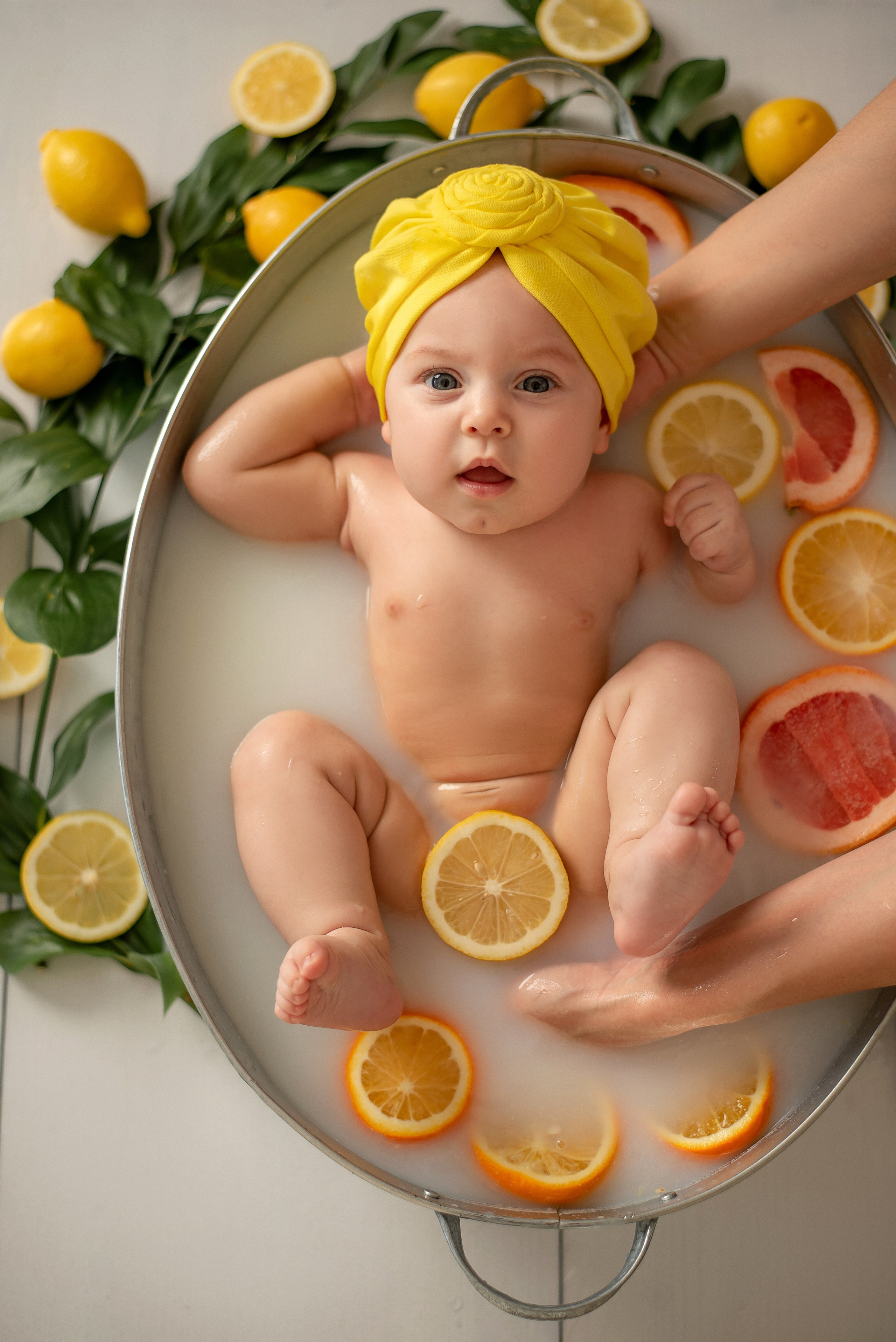 Верочка — купание в молочной ванне. Семейный и детский фотограф Наталья Горда