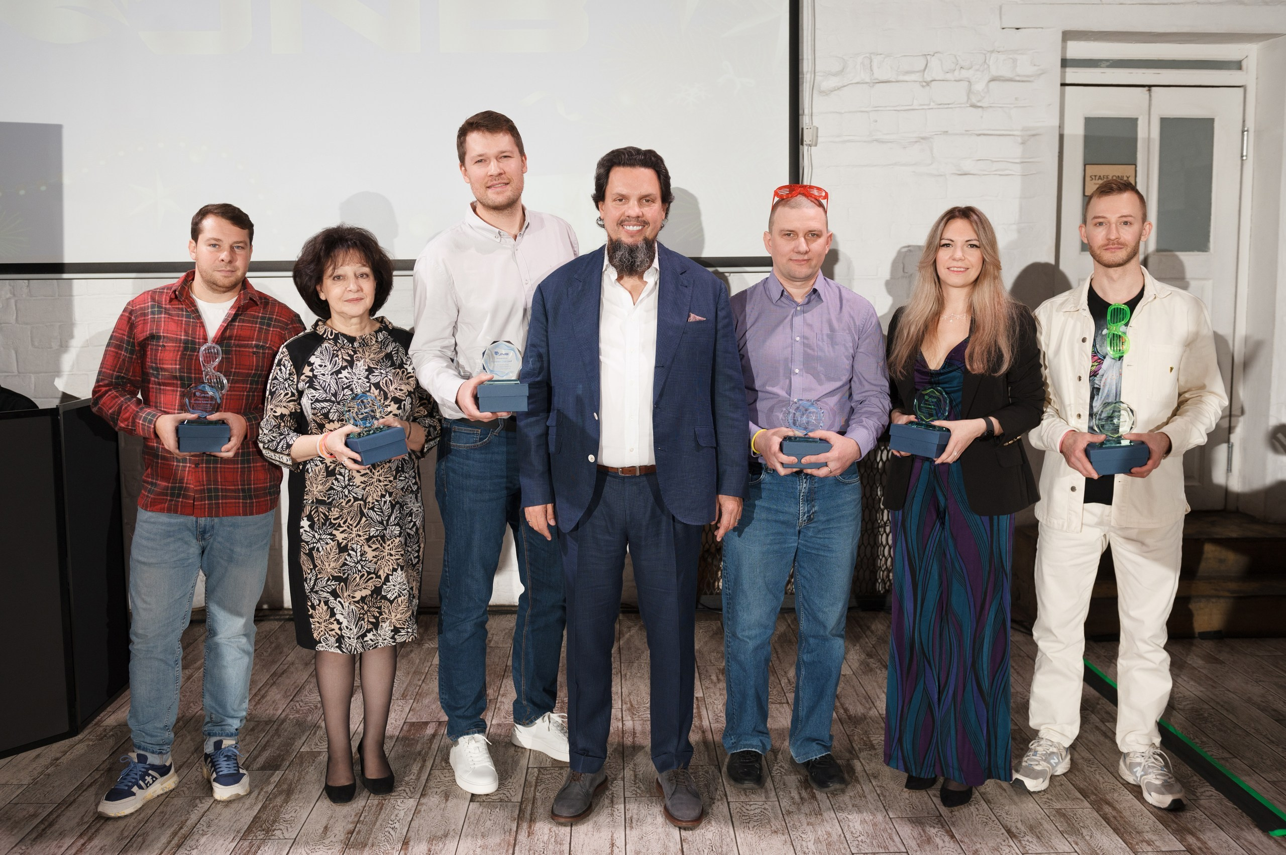 Новогодний корпоратив в стиле Неоновая вечеринка. Праздничное агентство ПИОН