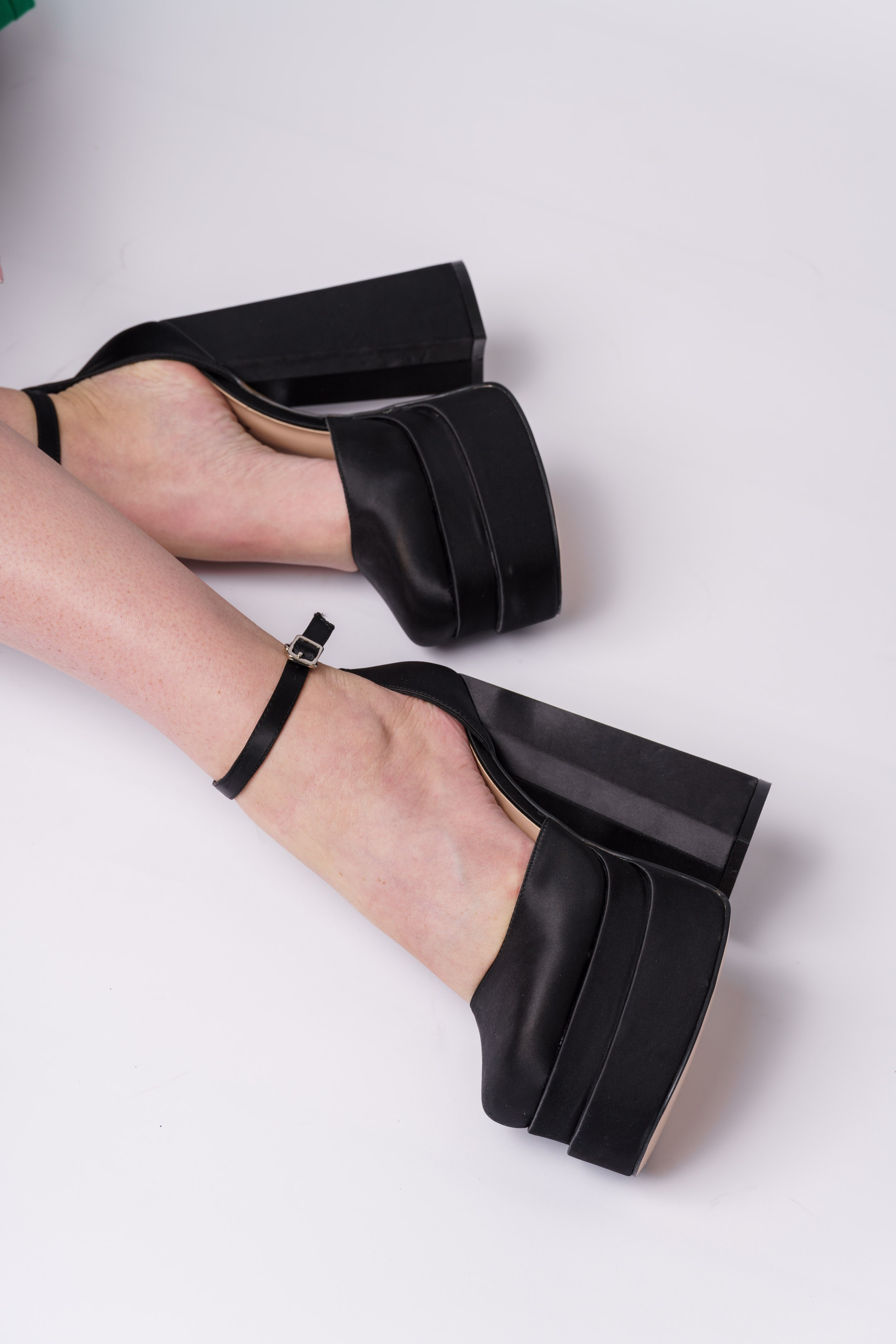 Предметная съемка и продакшн видео обуви для каталога, сайта, маркетплейсов. Студия коммерческой съемки ХВОЯ