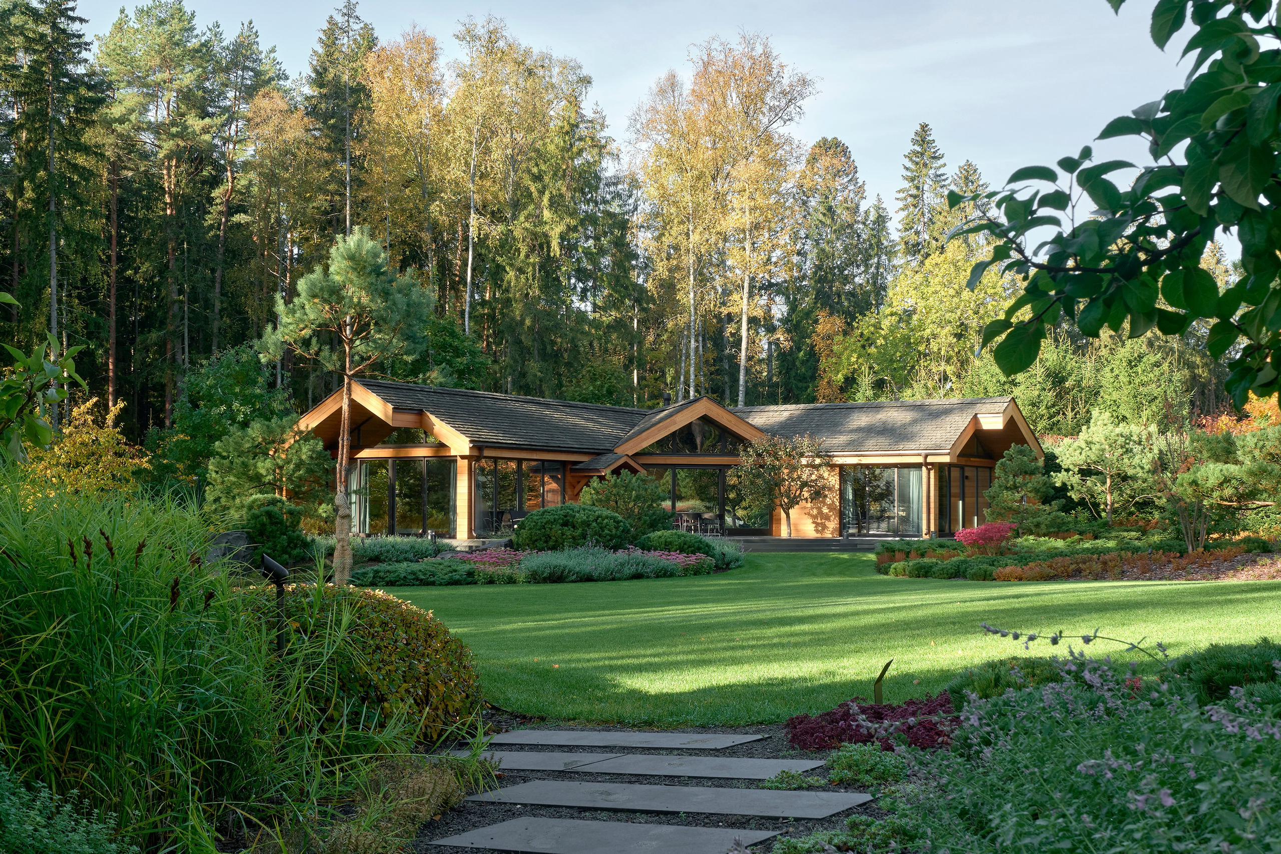 Усадьба Хрустальное: фотосъемка частного сада Валерия Федотова в Репино для L.BURO. Фотограф Наталья Соловьева | interioto