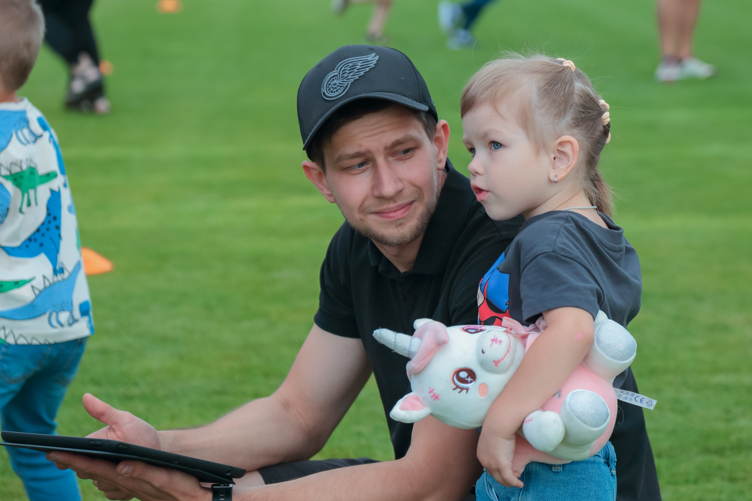 Фотограф в Липецке снимает ключевой момент матча на фестивале «Футбол в сердце».