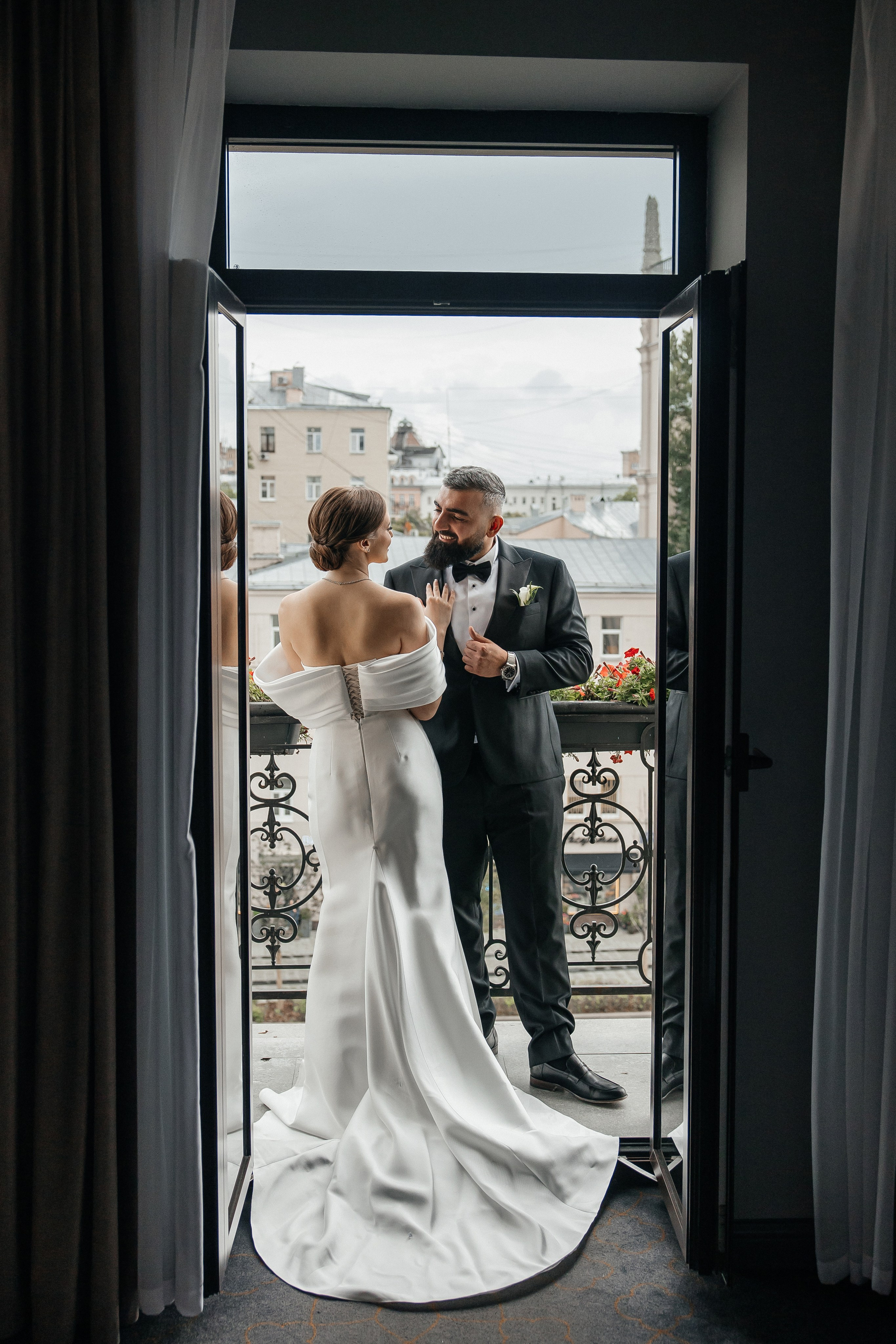 свадебная фотосессия на балконе в отеле Hartwell Хартвел в Москве