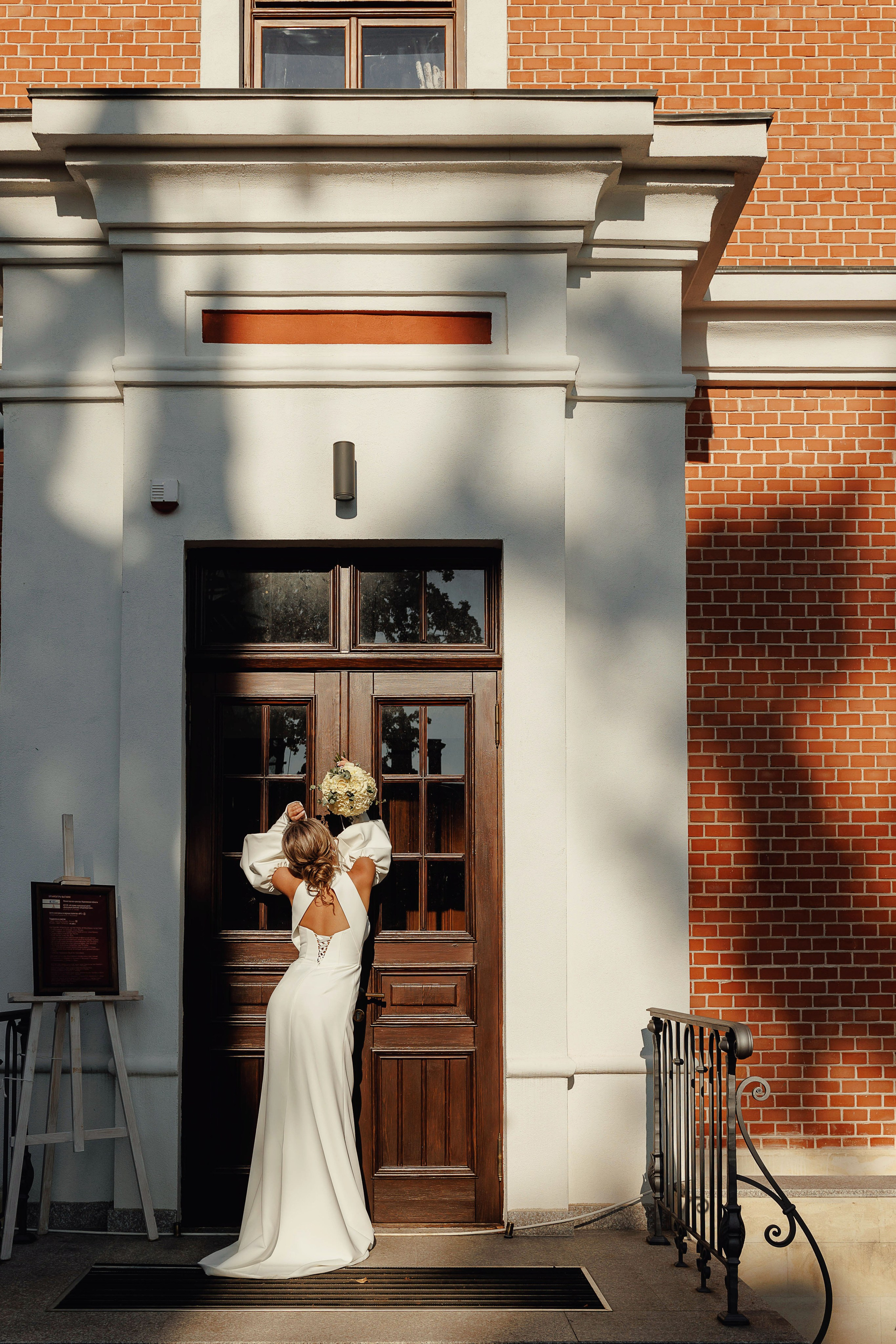 Красивая спина невесты в парке Ольденбургских в Рамони