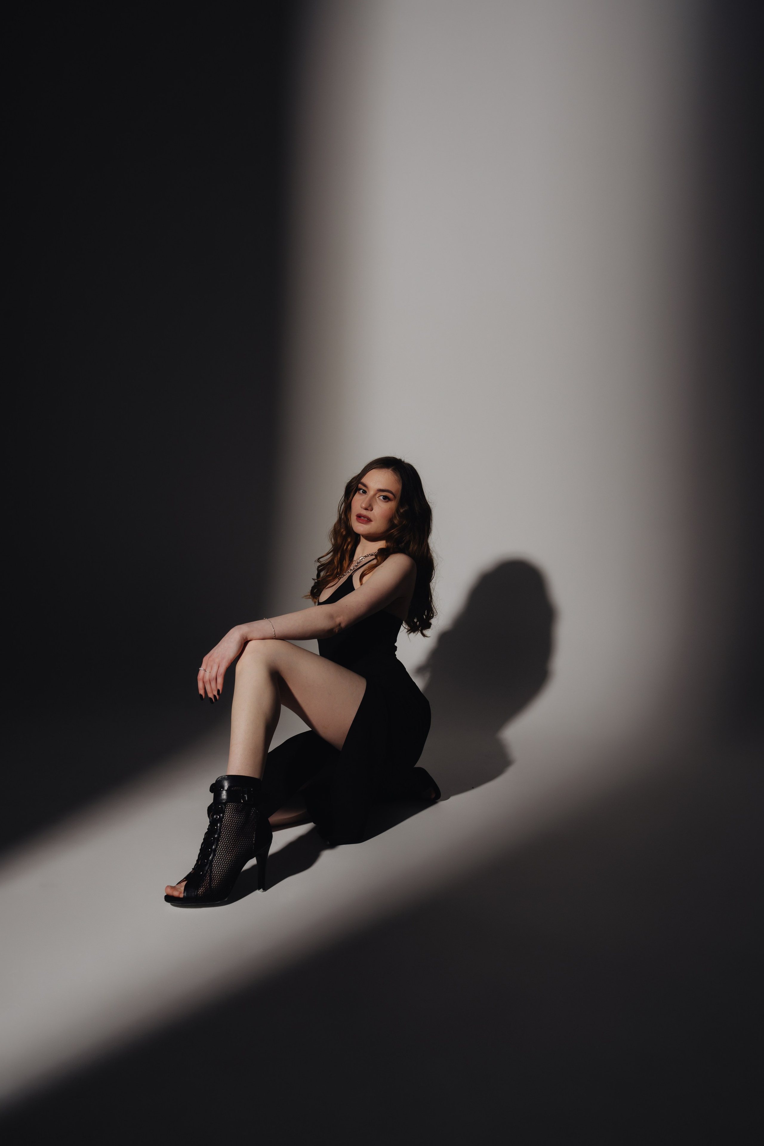 На однотонном фоне. Евгений Щетников Фотограф-Тюмень