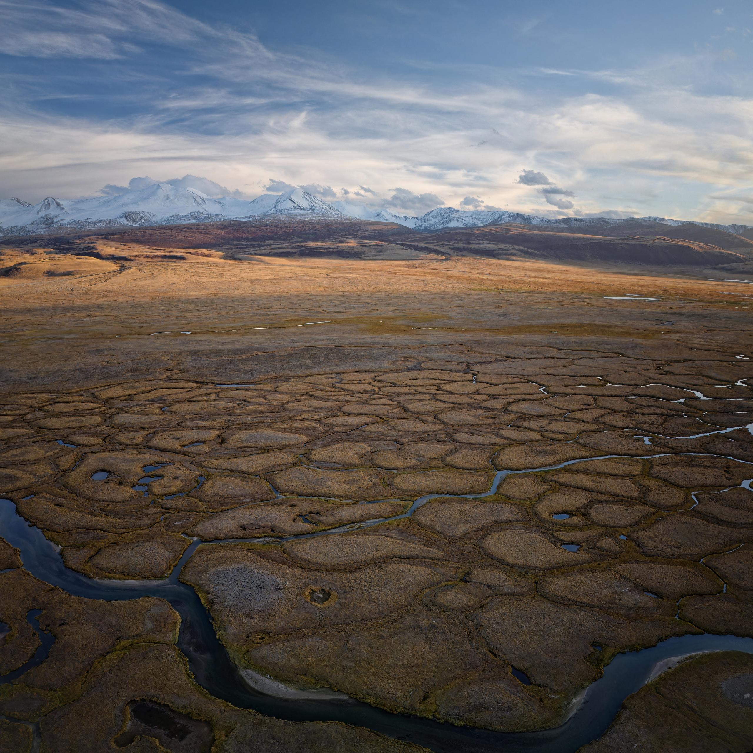 Закатный вид на пять священных вершин на плато Укок