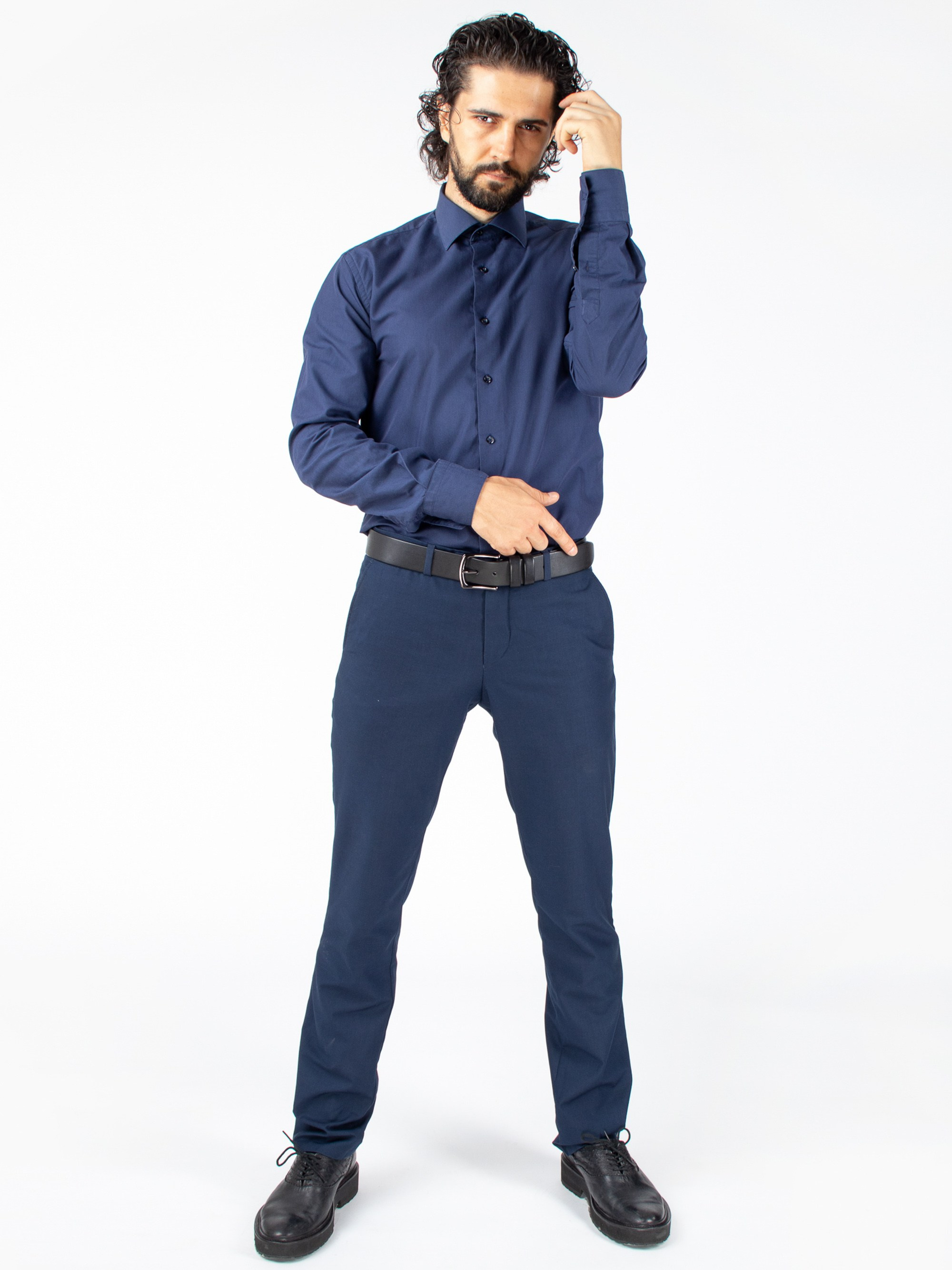 Съемка мужского ремня на модели на белом фоне