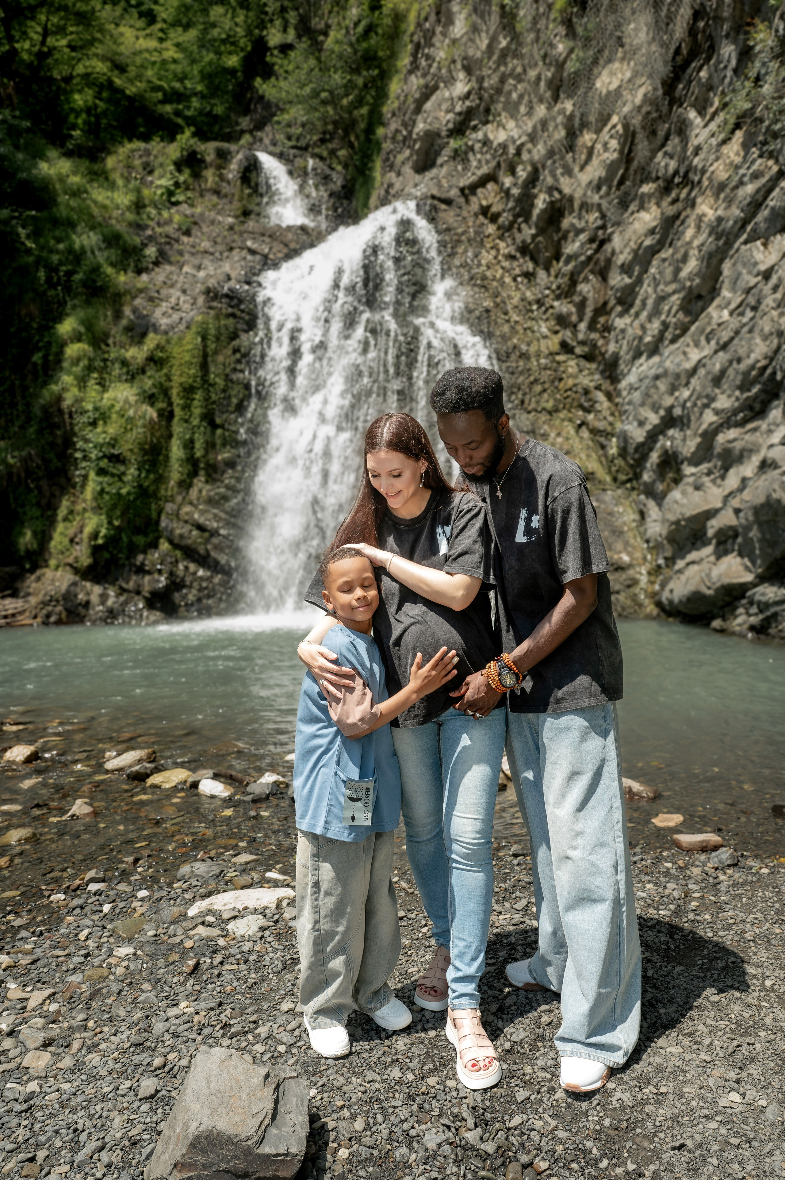 Тьерри и Светлана у реки. Наталья Слесаренко фотограф в Сочи