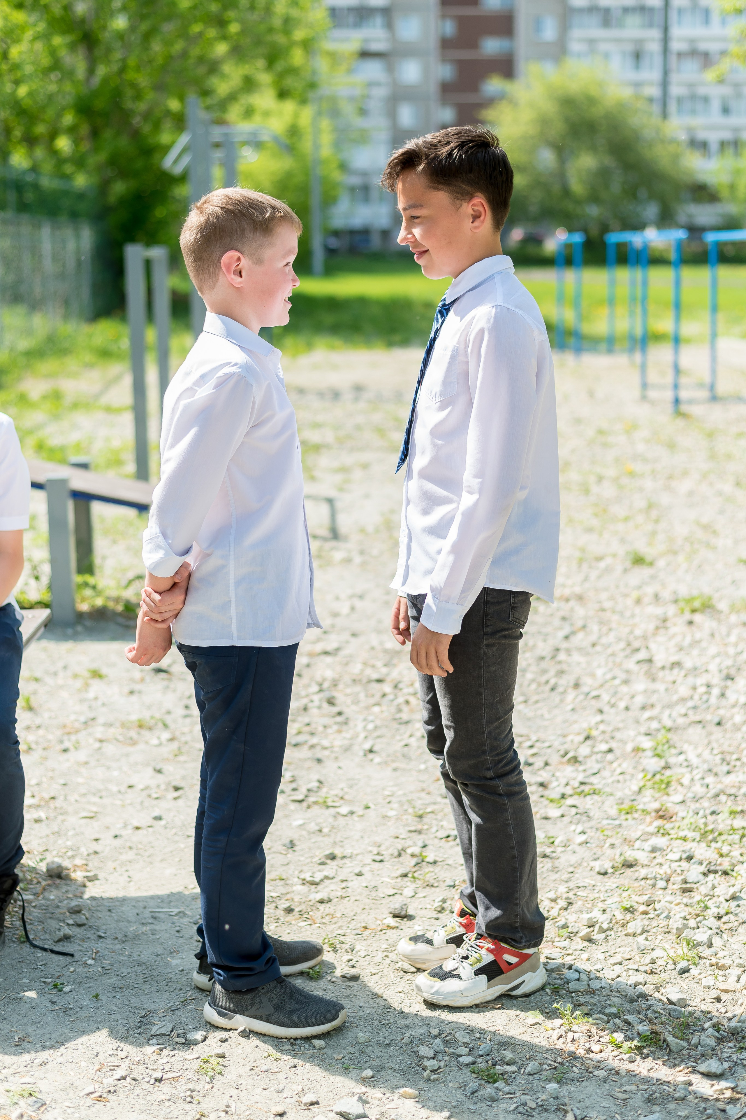В школьном дворе, парке. Детский фотограф в Екатеринбурге и Берёзовском Евгений Кондаков